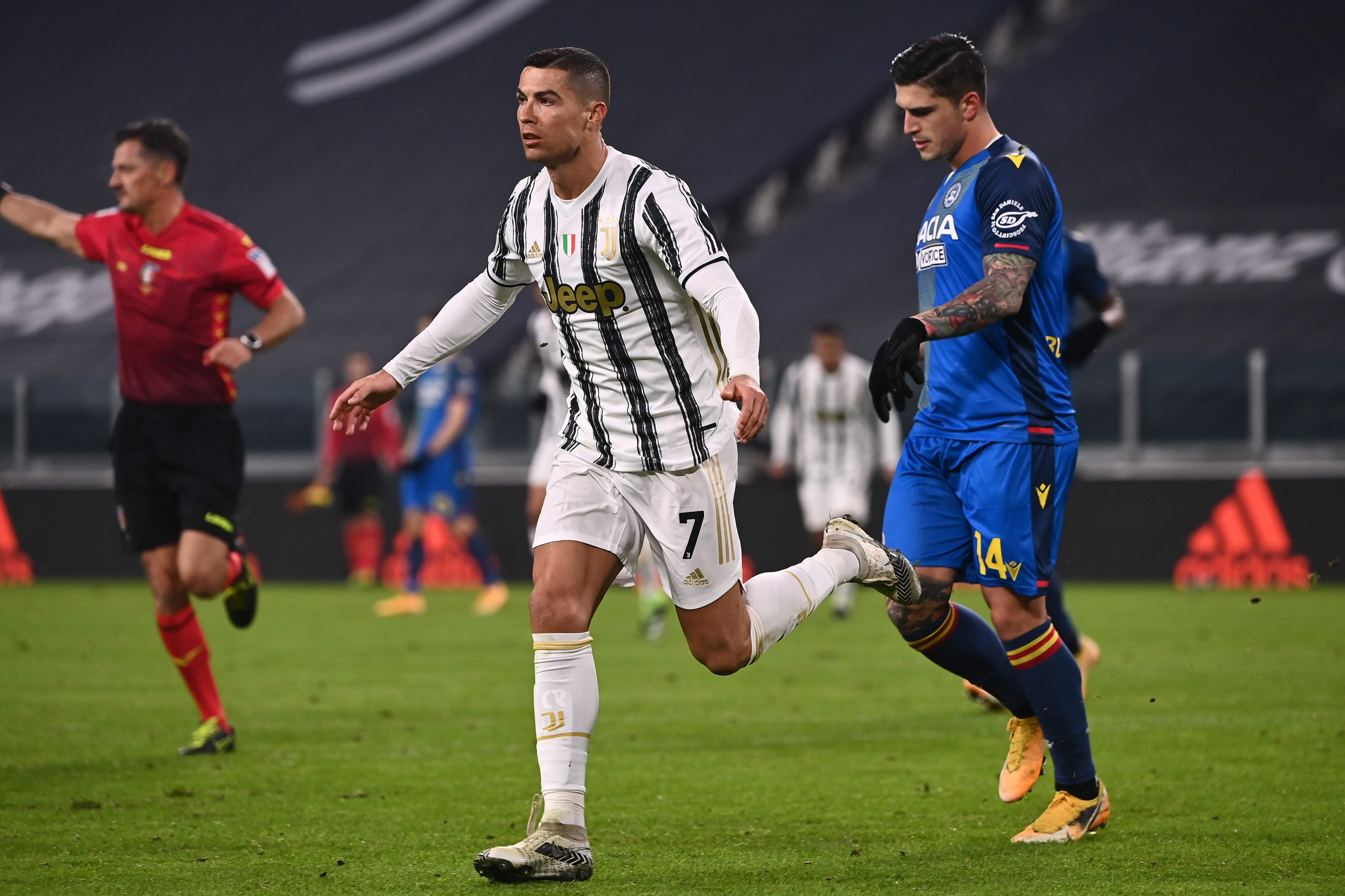 Penyerang Juventus Cristiano Ronaldo melakukan selebrasi usai mencetak gol ke gawang Udinese di laga Serie A.