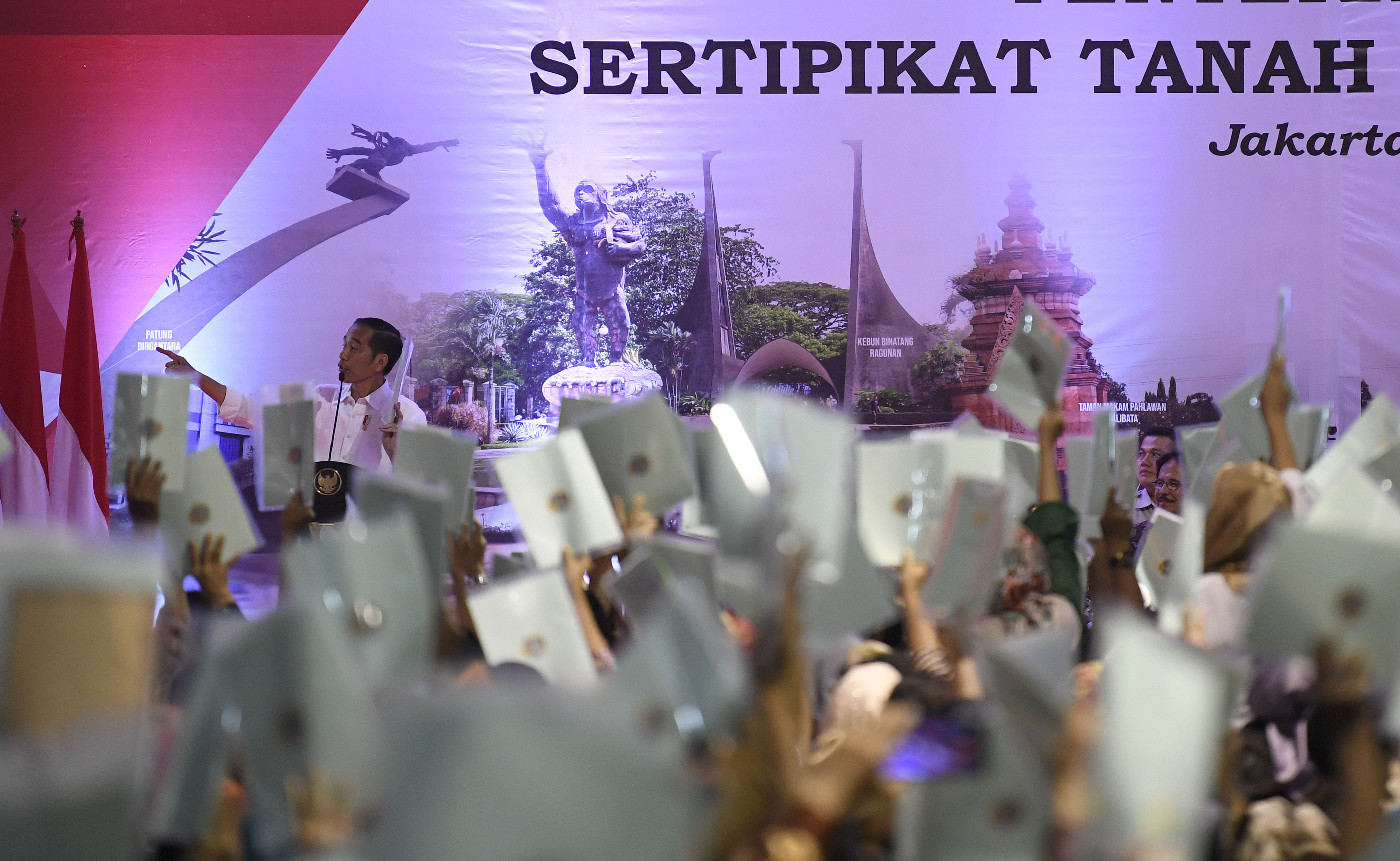 Ilustrasi: Pembagian sertifikat tanah