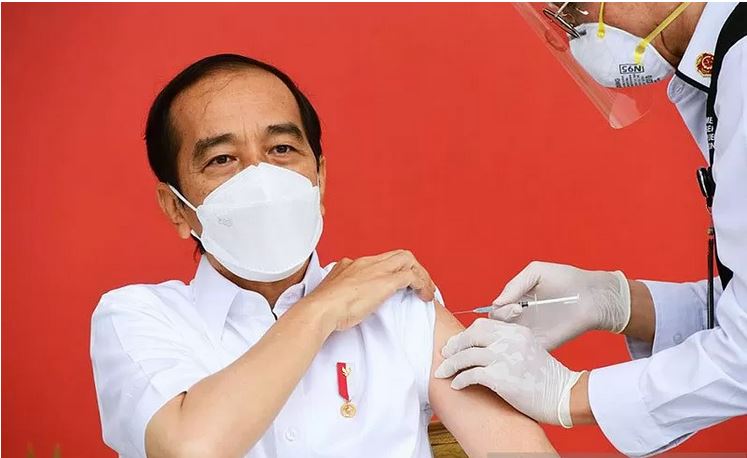 Presiden Joko Widodo disuntik dosis pertama vaksin covid-19 produksi Sinovac di beranda Istana Merdeka, Jakarta, Rabu (13/1).