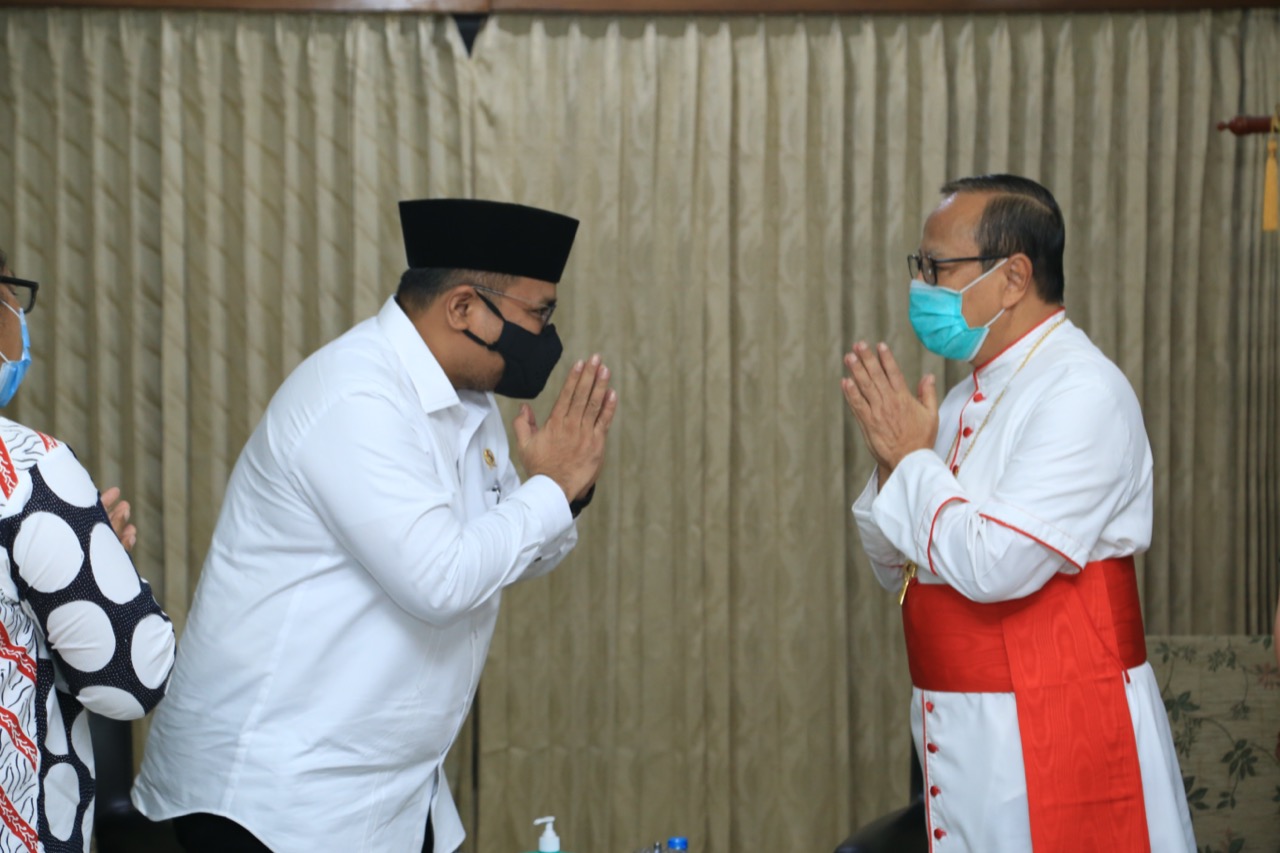 Menteri Agama Yaqut Cholil Qoumas (kiri) dan Uskup Agung Jakarta Ignatius Kardinal Suharyo Hardjoatmodjo.