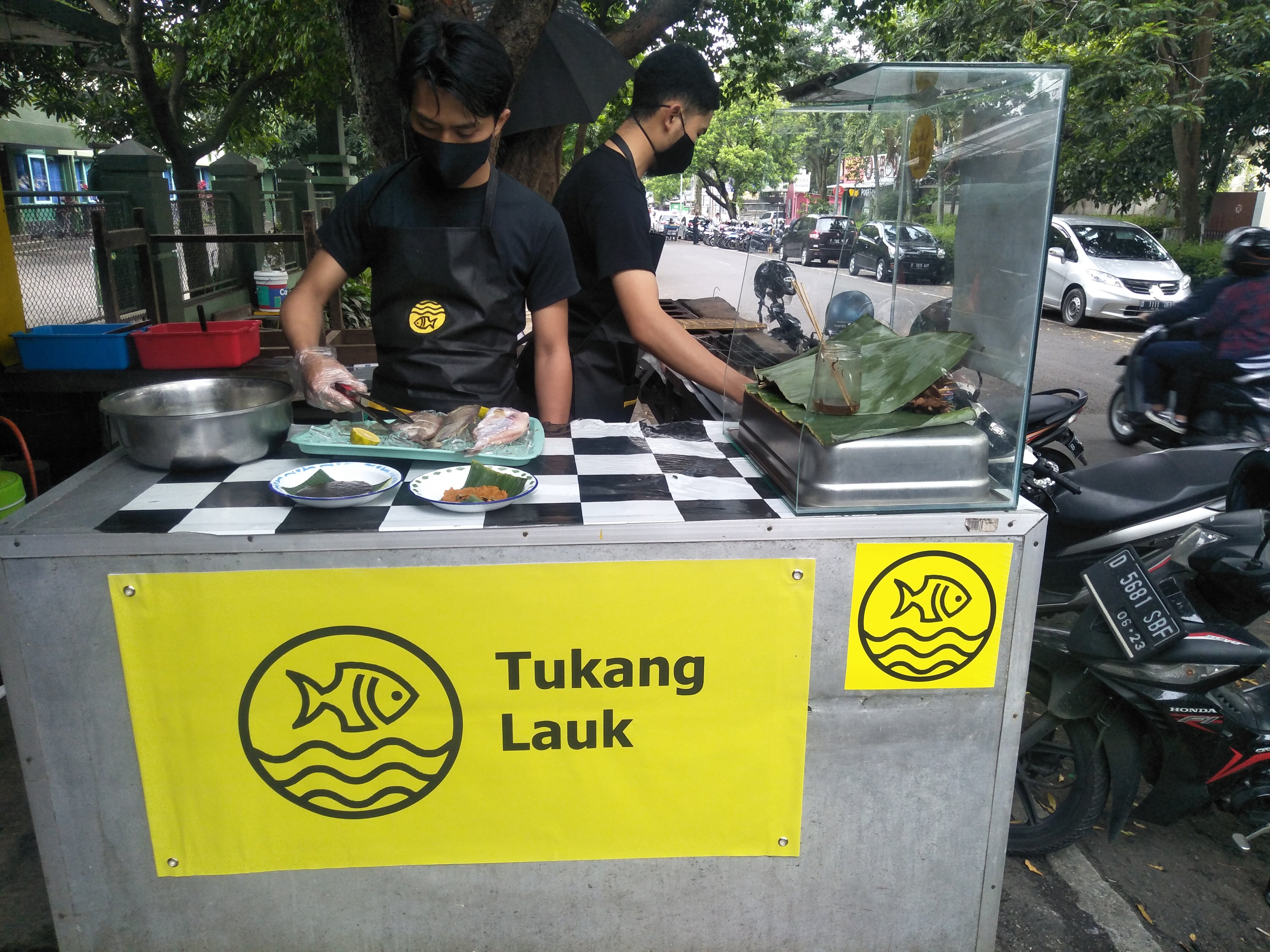 Dua juru masak Tukang Lauk tengah melayani pesanan di Jalan Ternate, Kota Bandung