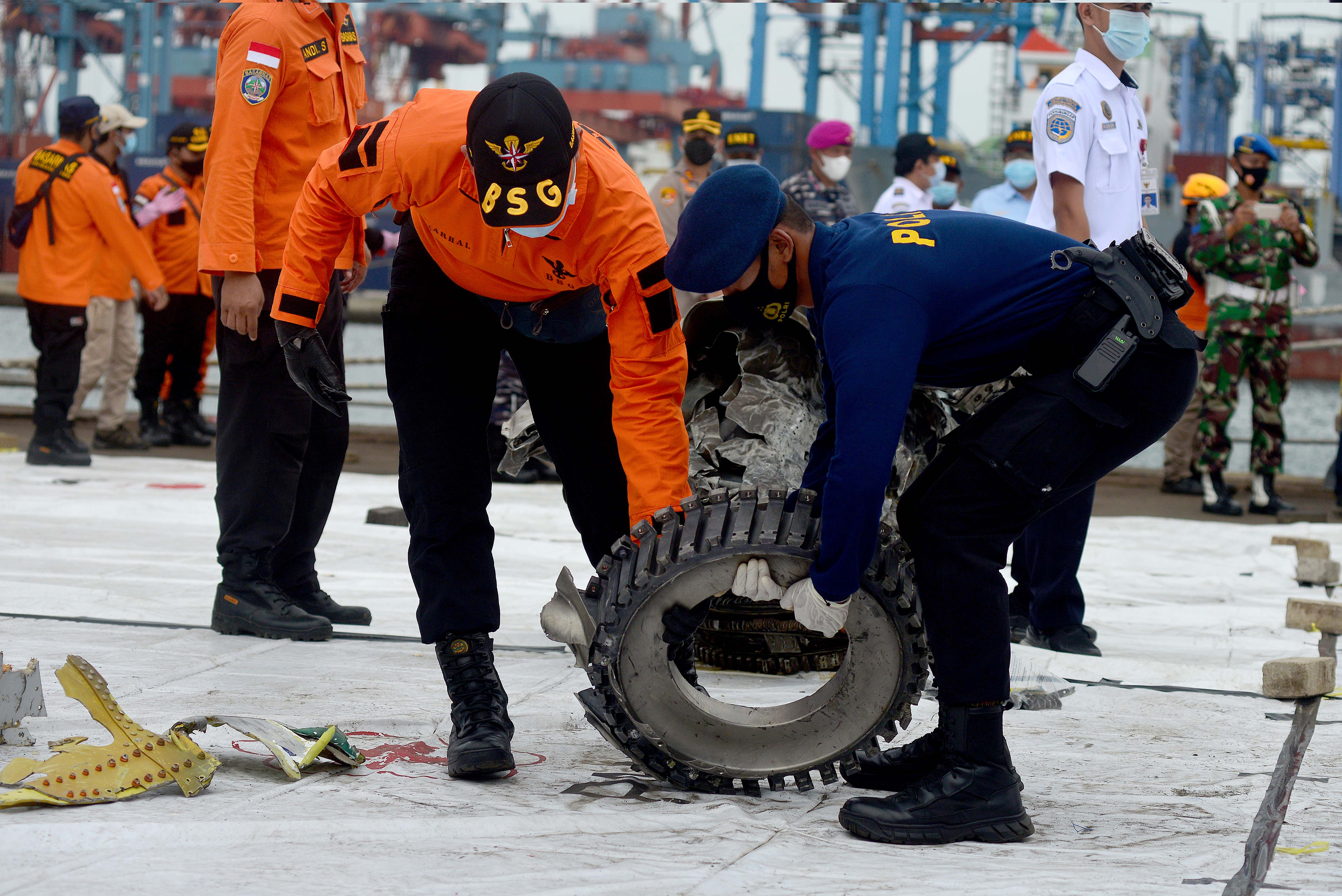 Petugas menata serpihan pesawat Sriwijaya Air S-J182 di Jakarta International Container Terminal (JICT), Tanjung Priok