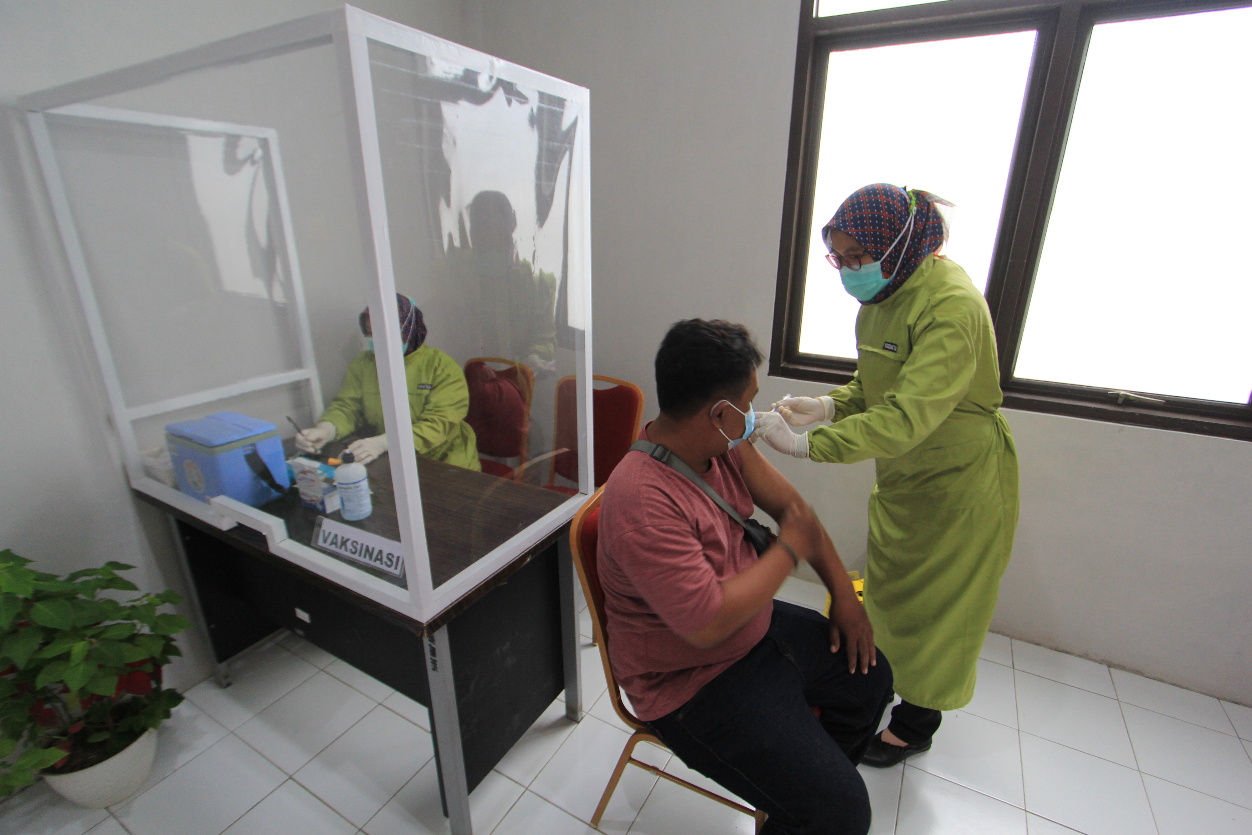 Petugas menyuntikkan vaksin kepada warga dalam simulasi vaksinasi covid-19 di Puskesmas Talun, Kabupaten Cirebon, Jawa Barat.