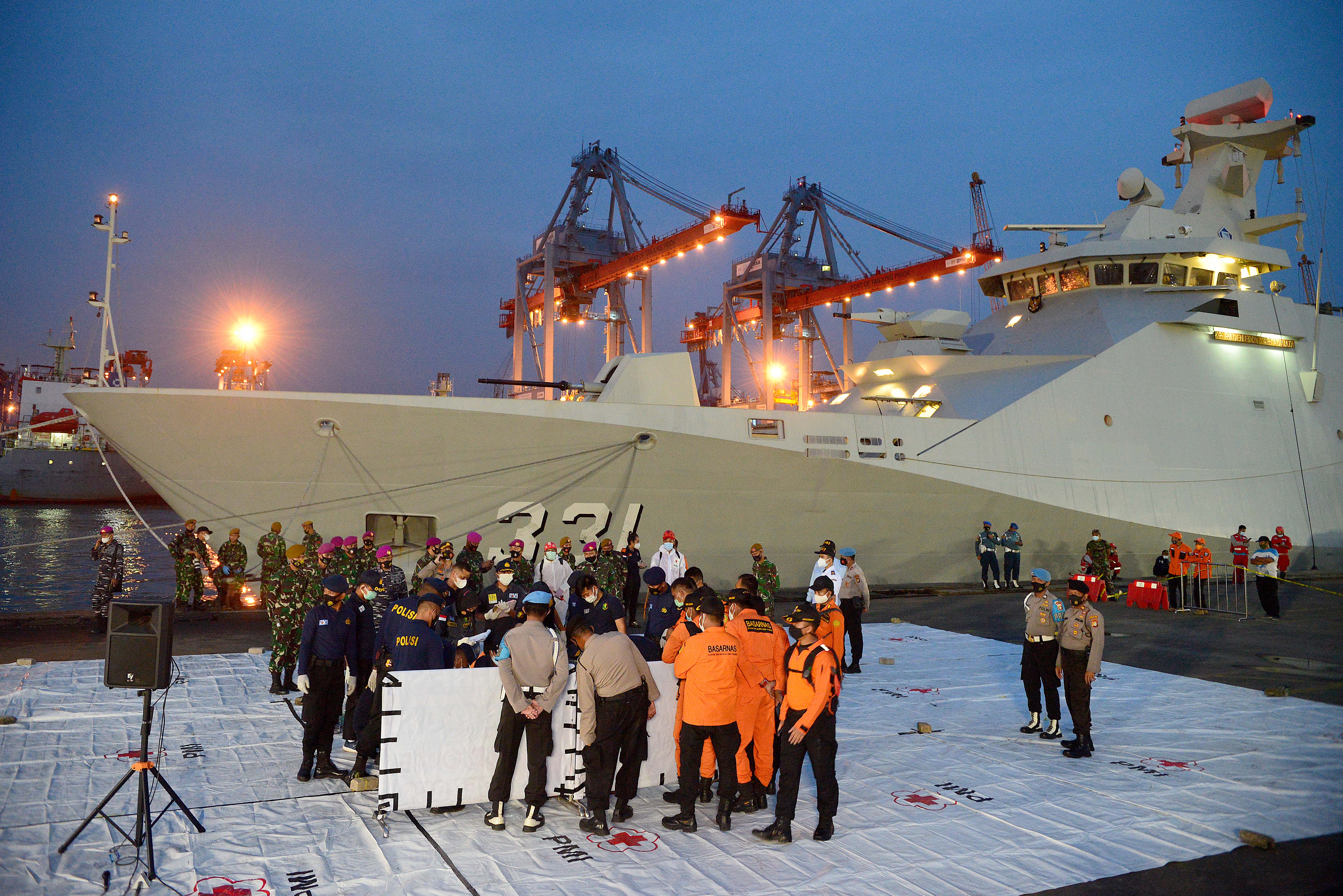 Petugas meneliti temuan serpihan pesawat Sriwijaya Air SJ 182