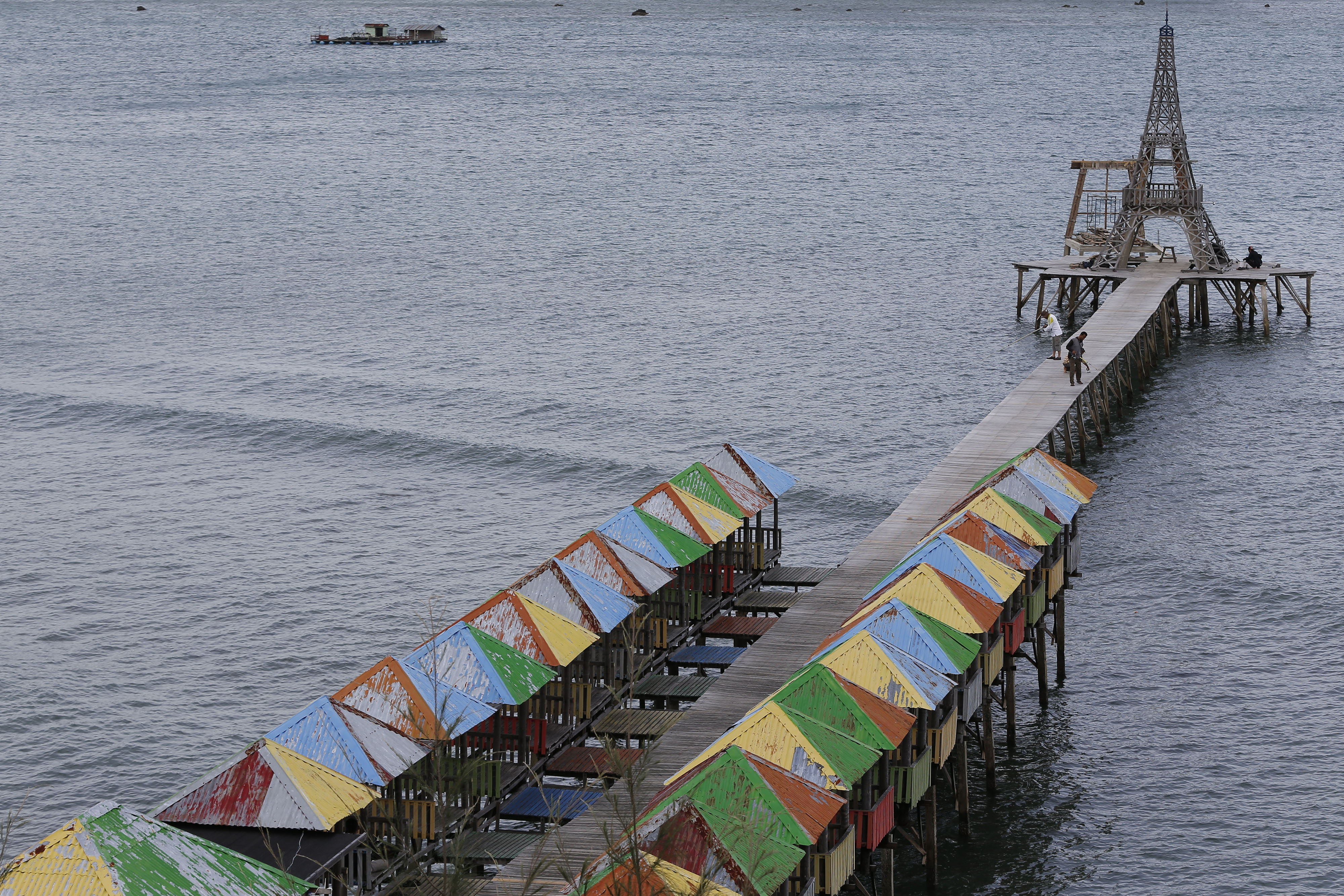 Wisatawan domestik mengunjungi miniatur menara eiffel di pesisir pantai Lhok Seudu, Aceh Besar, Aceh, Sabtu (9/1/2021). 