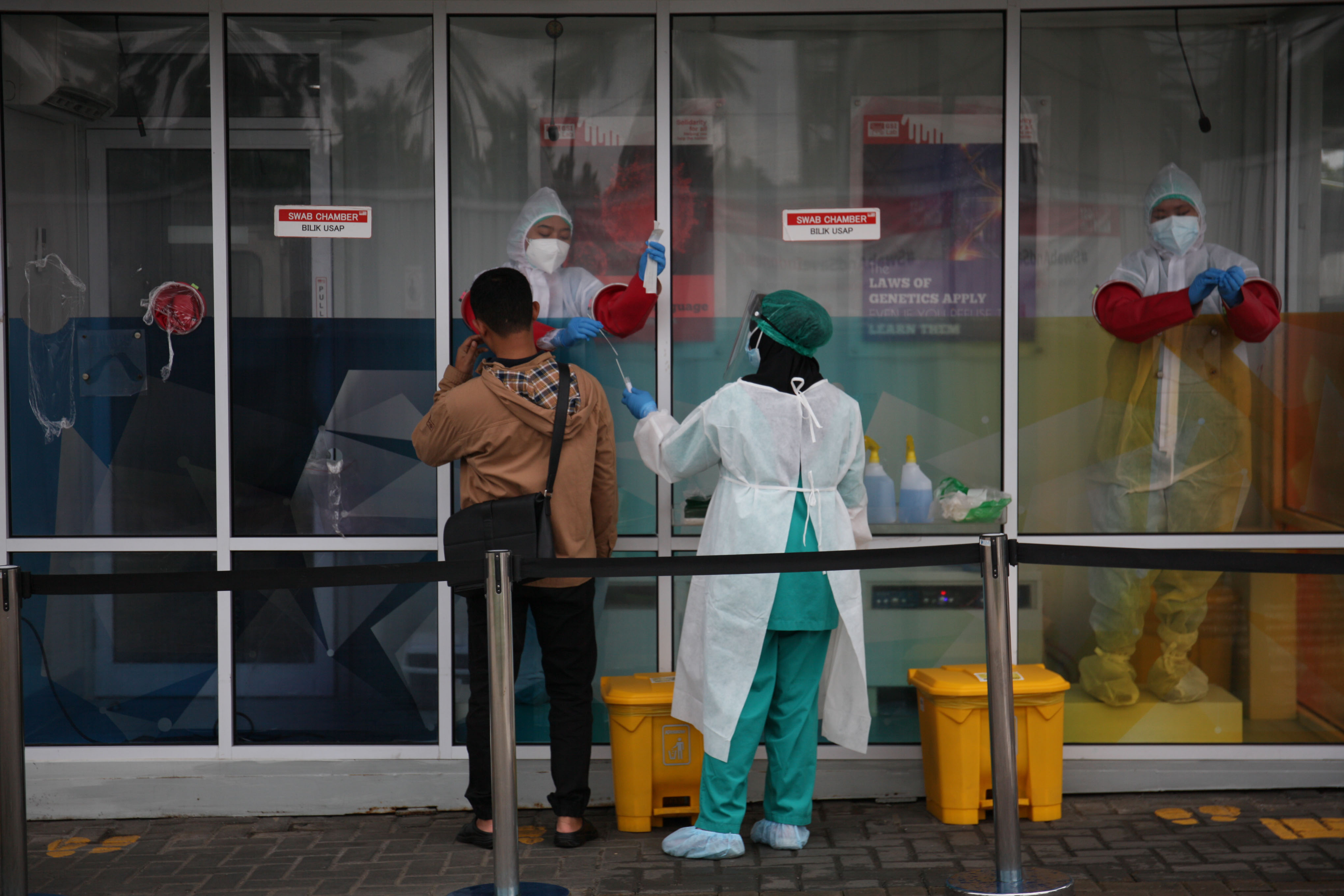  Warga menjalani tes usap atau swab test di Genomik Solidaritas Indonesia Laboratorium, Jakarta, Selasa (5/1/2021). 