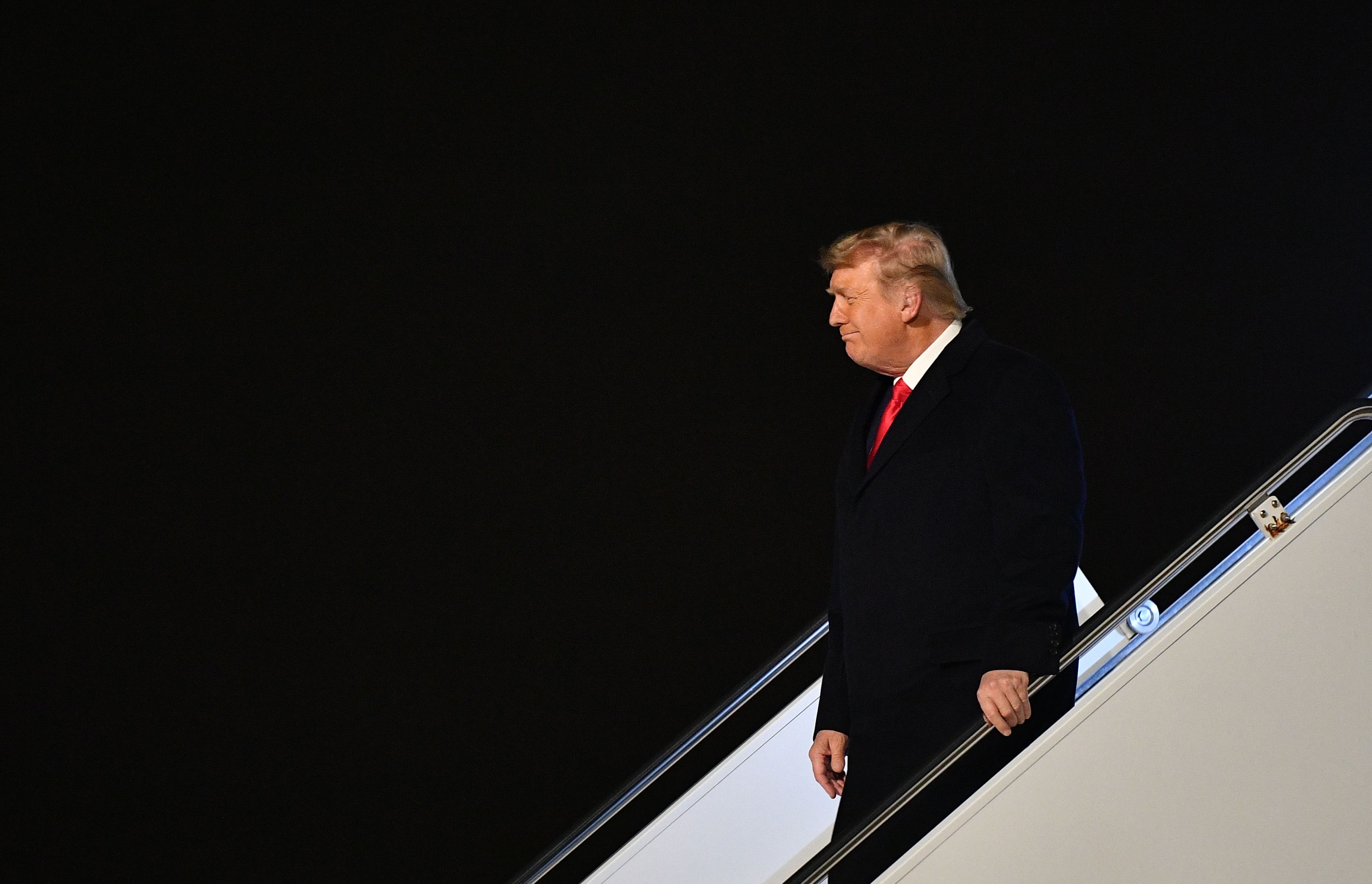 Presiden AS Donald Trump tiba di Dobbins Air Reserve Base in Marietta, Georgia, Senin (4/1/2021).