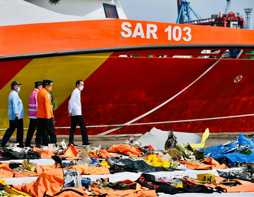 Presiden Jokowi saat meninjau posko darurat evakuasi pesawat Sriwijaya Air SJ 182.