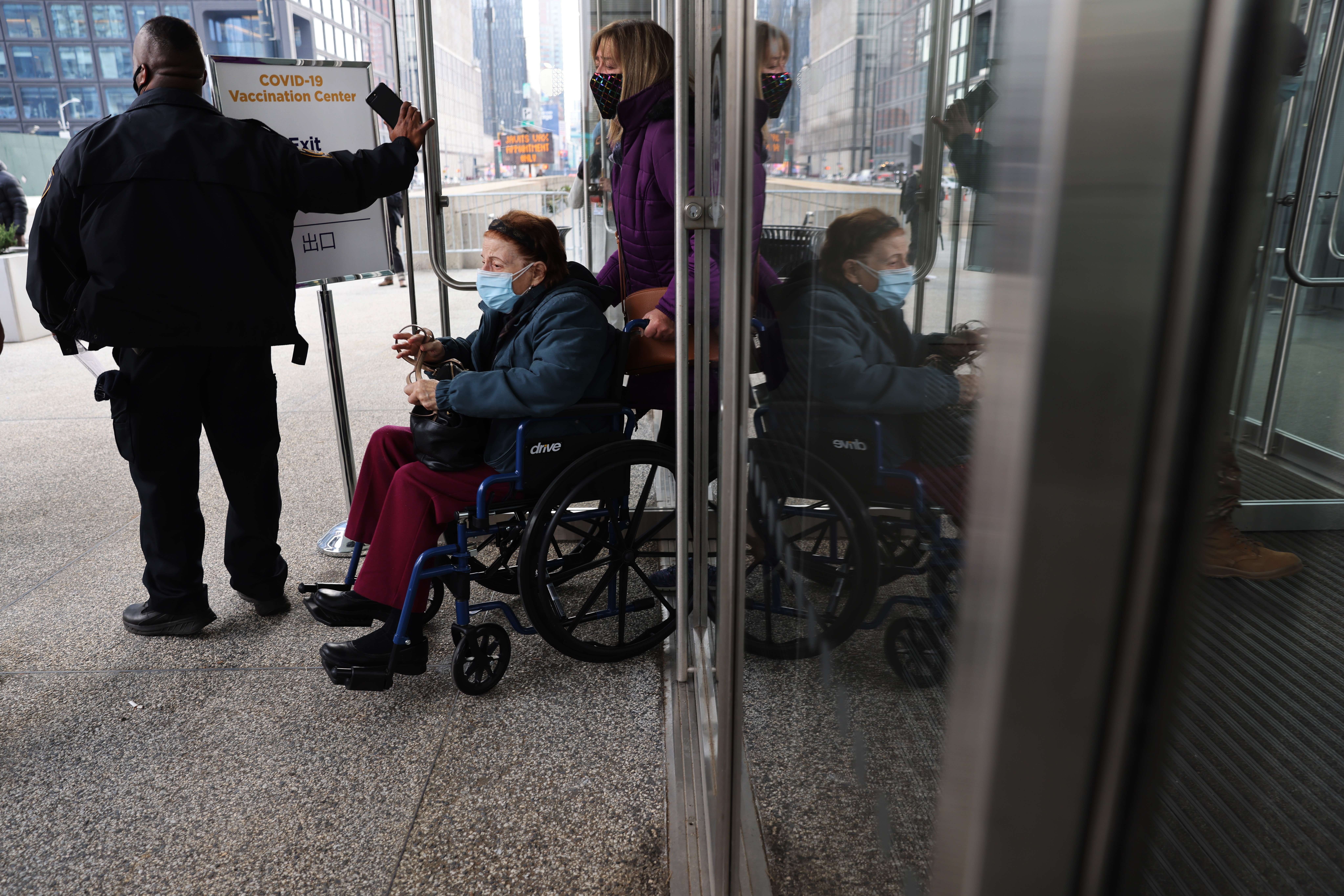 Warga meninggalkan Javits Center, Manhattan, New York, AS yang merupakan pusat vaksinasi covid-19 di kota itu.