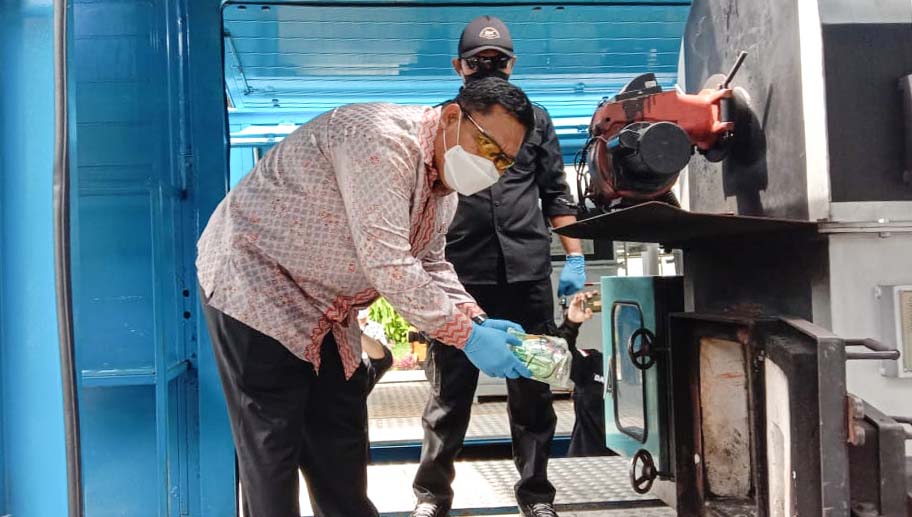 Kepala Badan Narkotika Nasional (BNN) Komjen Petrus Reinhard Golose memasukkan barang bukti narkotika ke alat pembakar saat gelar rilis  
