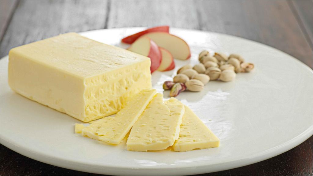 Hasil pemeraman dari 3 hingga 24 bulan membuat keju Mainland memiliki tekstur dan rasa yang unik.