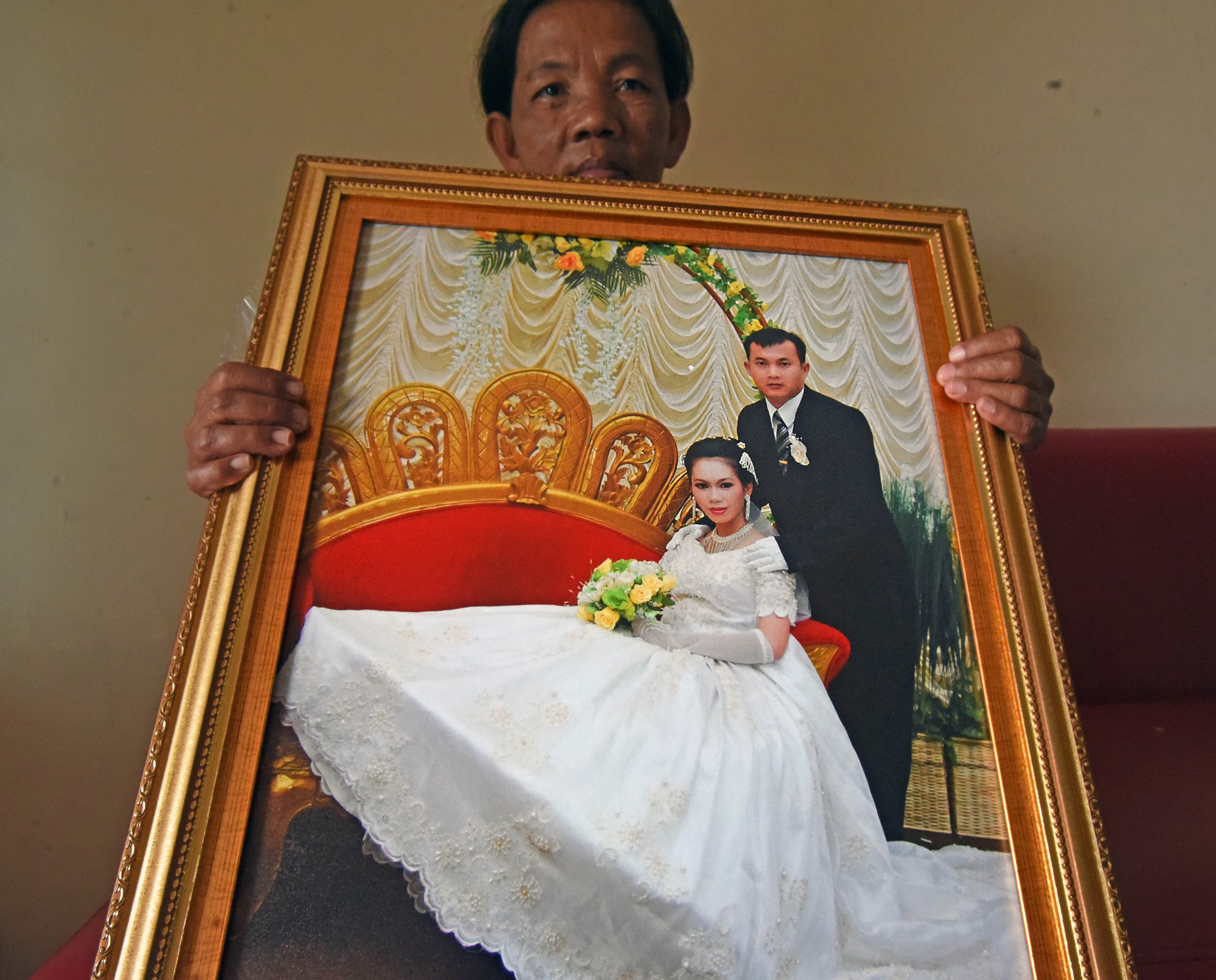 Anggota keluarga memperlihatkan foto pernikahan Arneta Fauziah, salah seorang korban kecelakaan Sriwijaya Air.