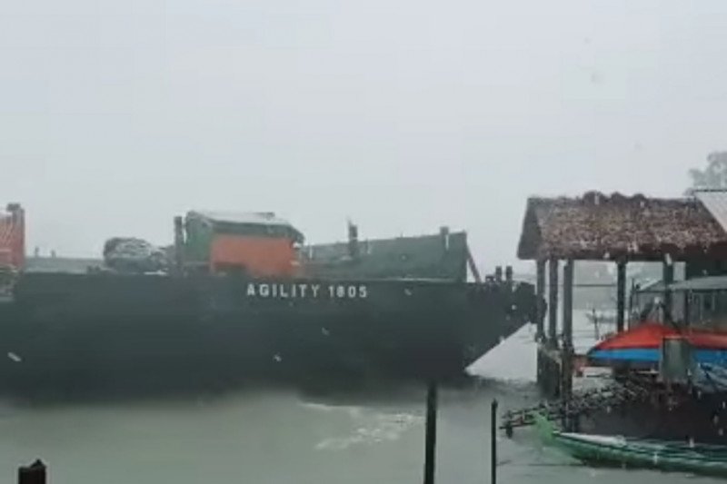 Tongkang menabrak rumah warga pesisir di Tanjung Uma, Batam, Kepri, hari ini.