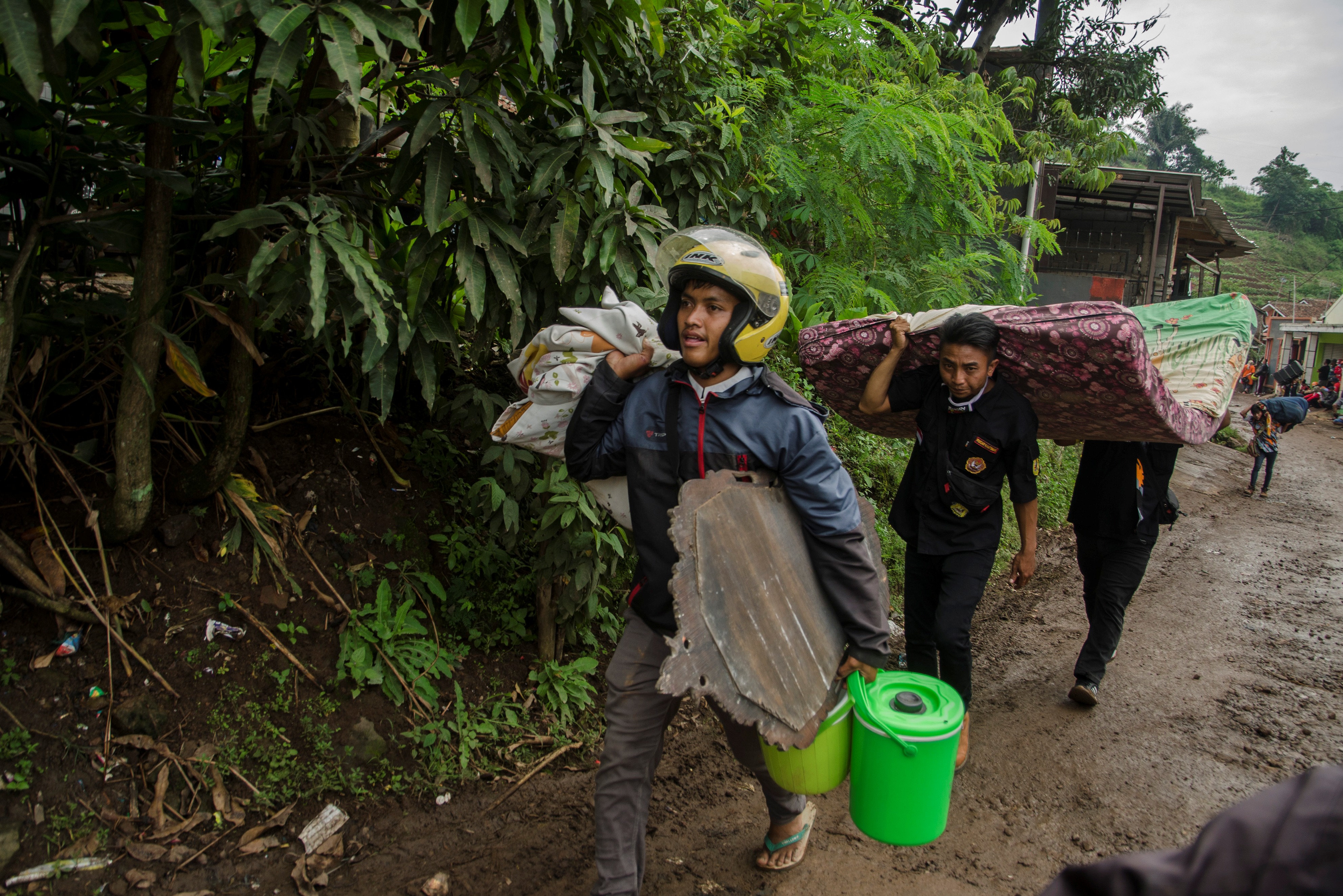 Warga yang terdampak longsor mengevakuasi harta bendanya di Cimanggung, Kabupaten Sumedang, Jawa Barat, Minggu (10/1).