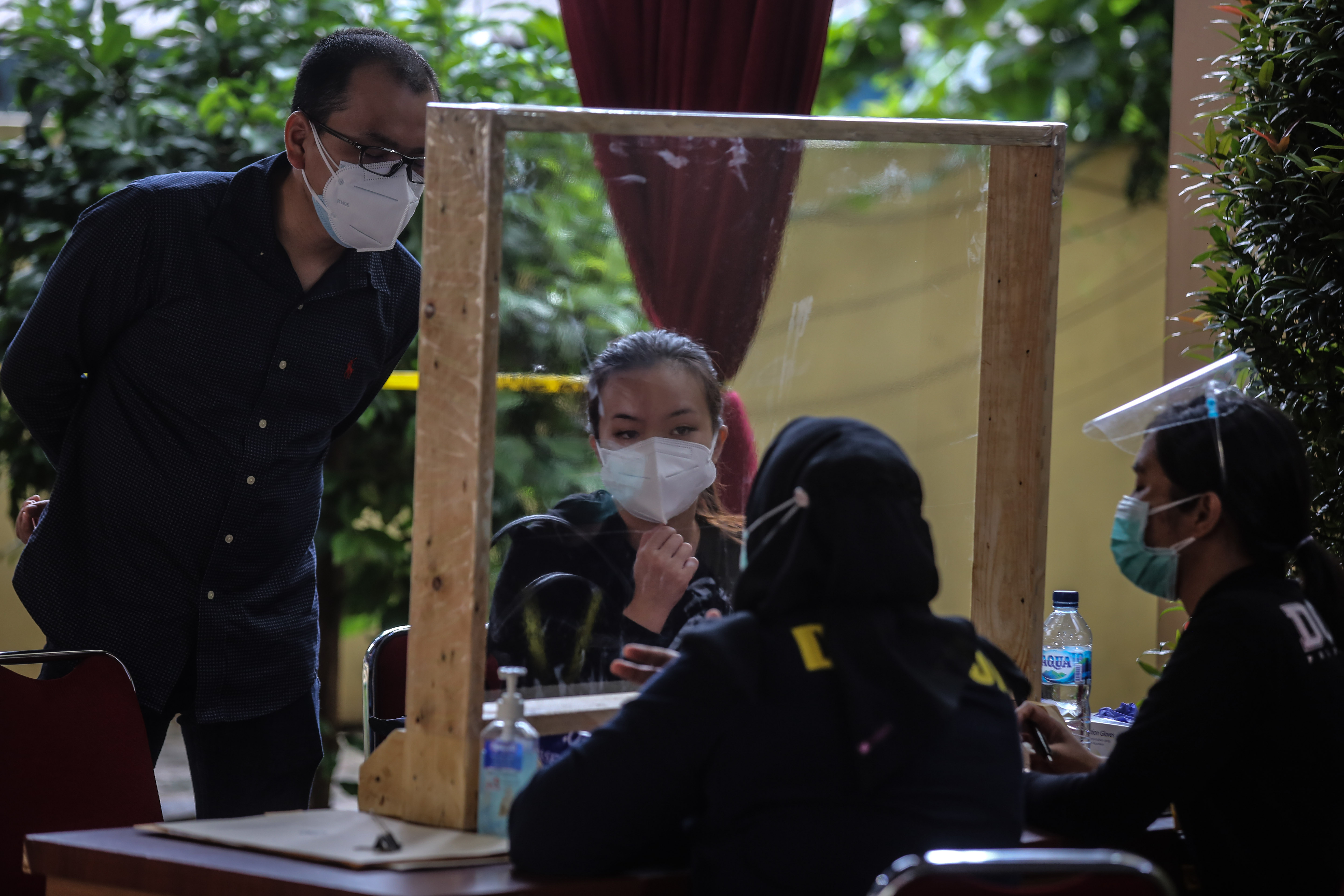 Keluarga korban Sriwijaya Air SJ 182 mendatangi posko ante mortem DVI di RS Polri Kramat Jati,