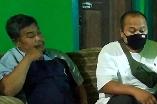 Perwakilan PT BSI Manajemen Indonesia (dua dari kiri) didampingi kuasa hukum dan notaris ditemui Kusnadi, orangtua dari Zainudin.
