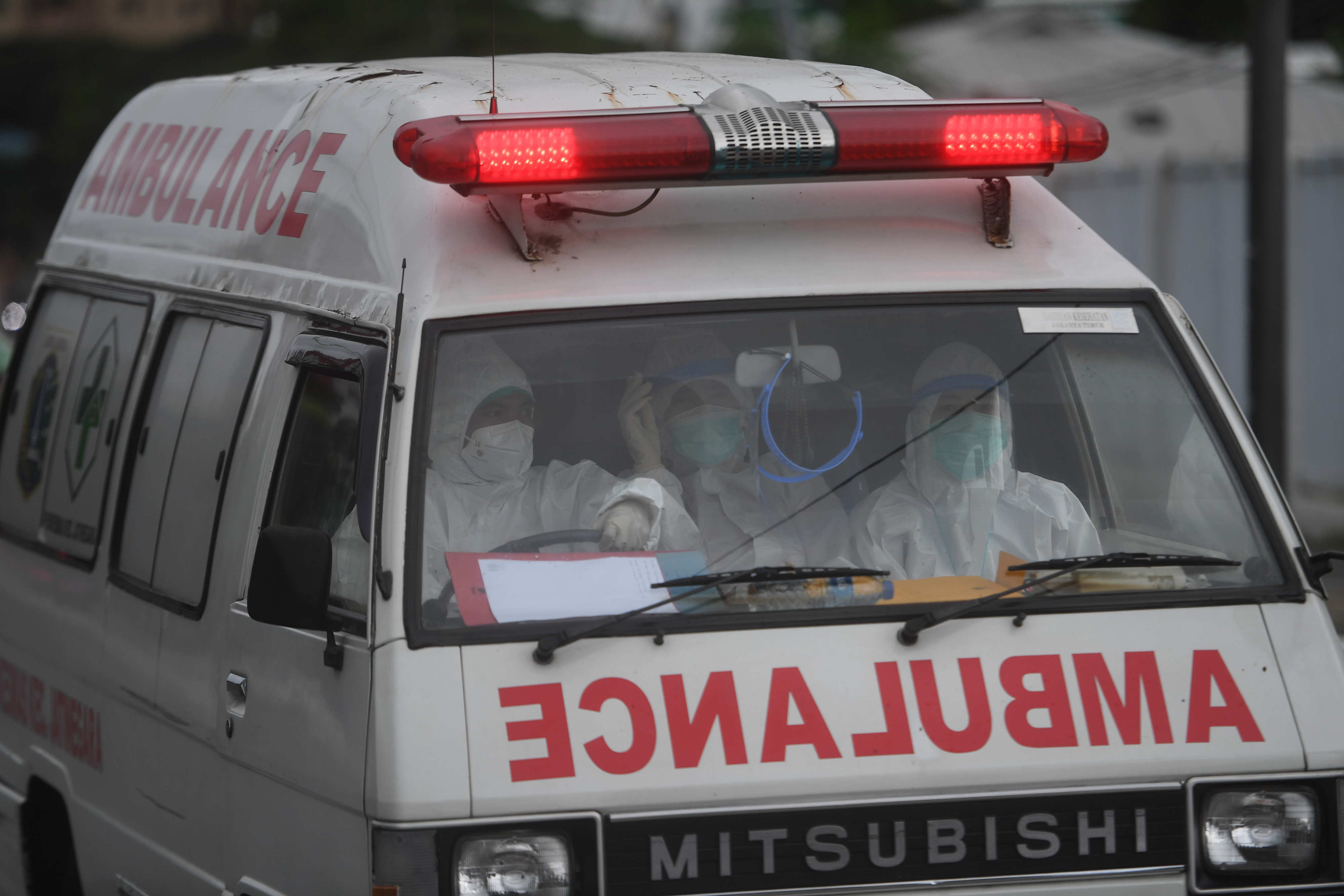 Ambulans memasuki Rumah Sakit Darurat Wisma Atlet Kemayoran di Jakarta.