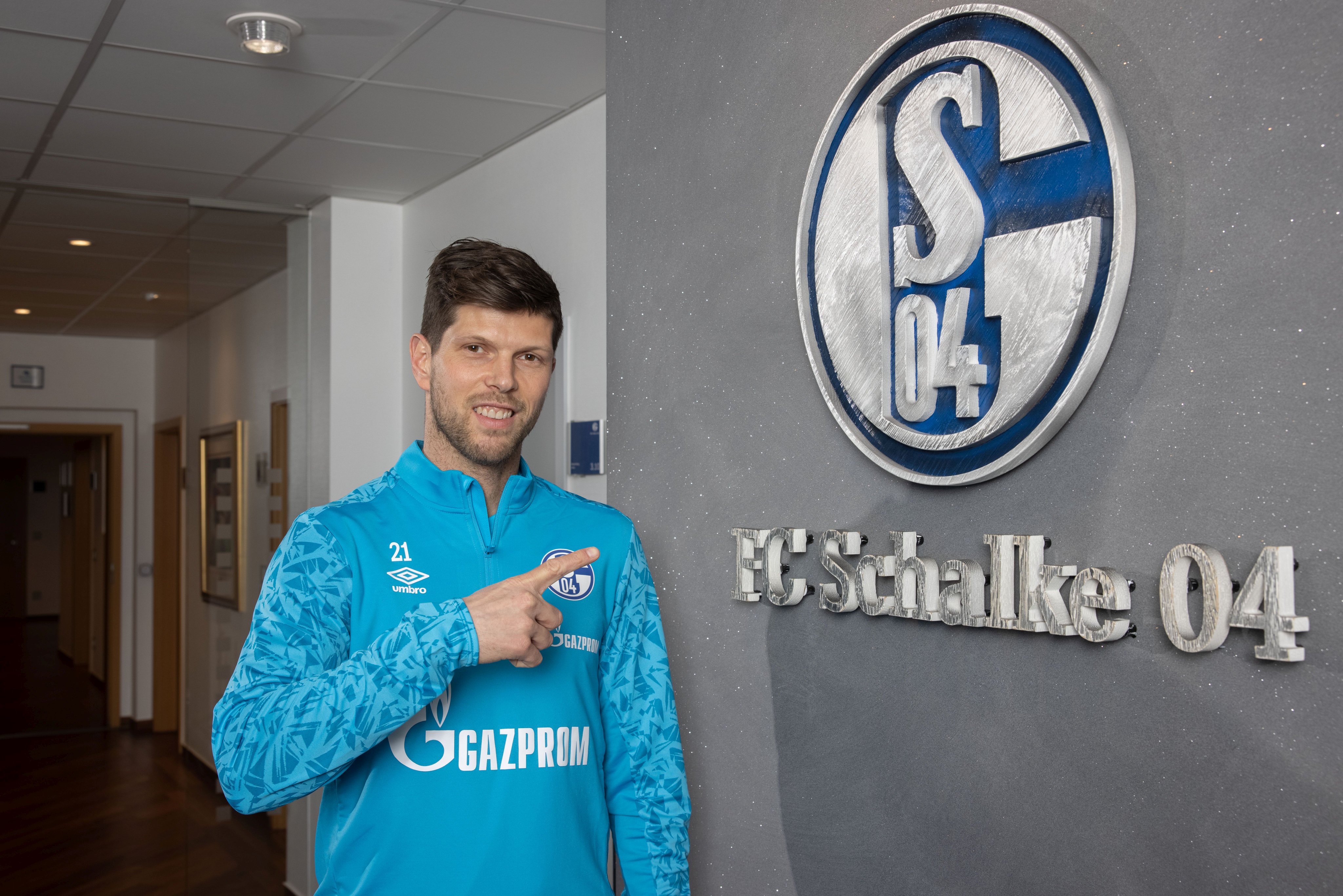 Penyerang Schalke Klaas-Jan Huntelaar.