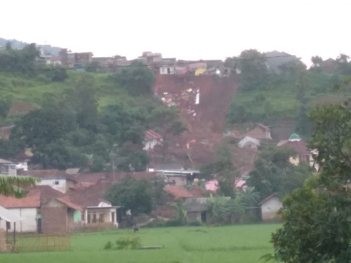 Longsor yang terjadi di Desa Cihanjuang, Kecamatan Cimanggung, Kabupaten Sumedang  Sumber: https://mediaindonesia.com/nusantara/375603/longs