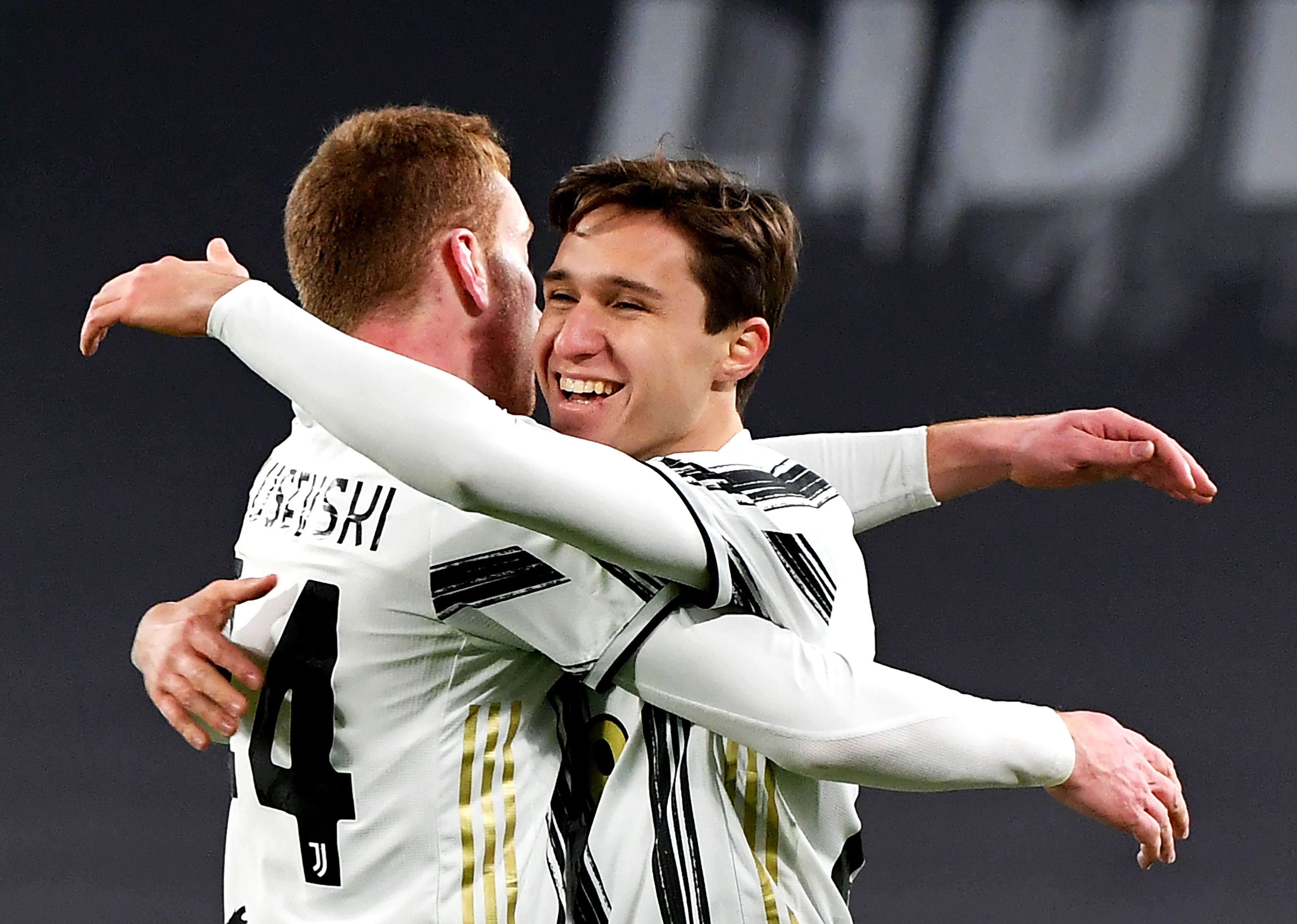Penyerang Juventus Dejan Kulusevski (kiri) melakukan selebrasi bersama Federico Chiesa usai mencetak gol ke gawang SPAL di laga Coppa Italia