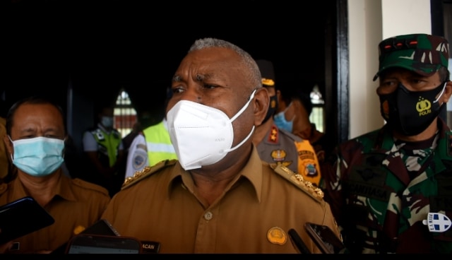  Gubernur Papua Barat,Dominggus Mandacan