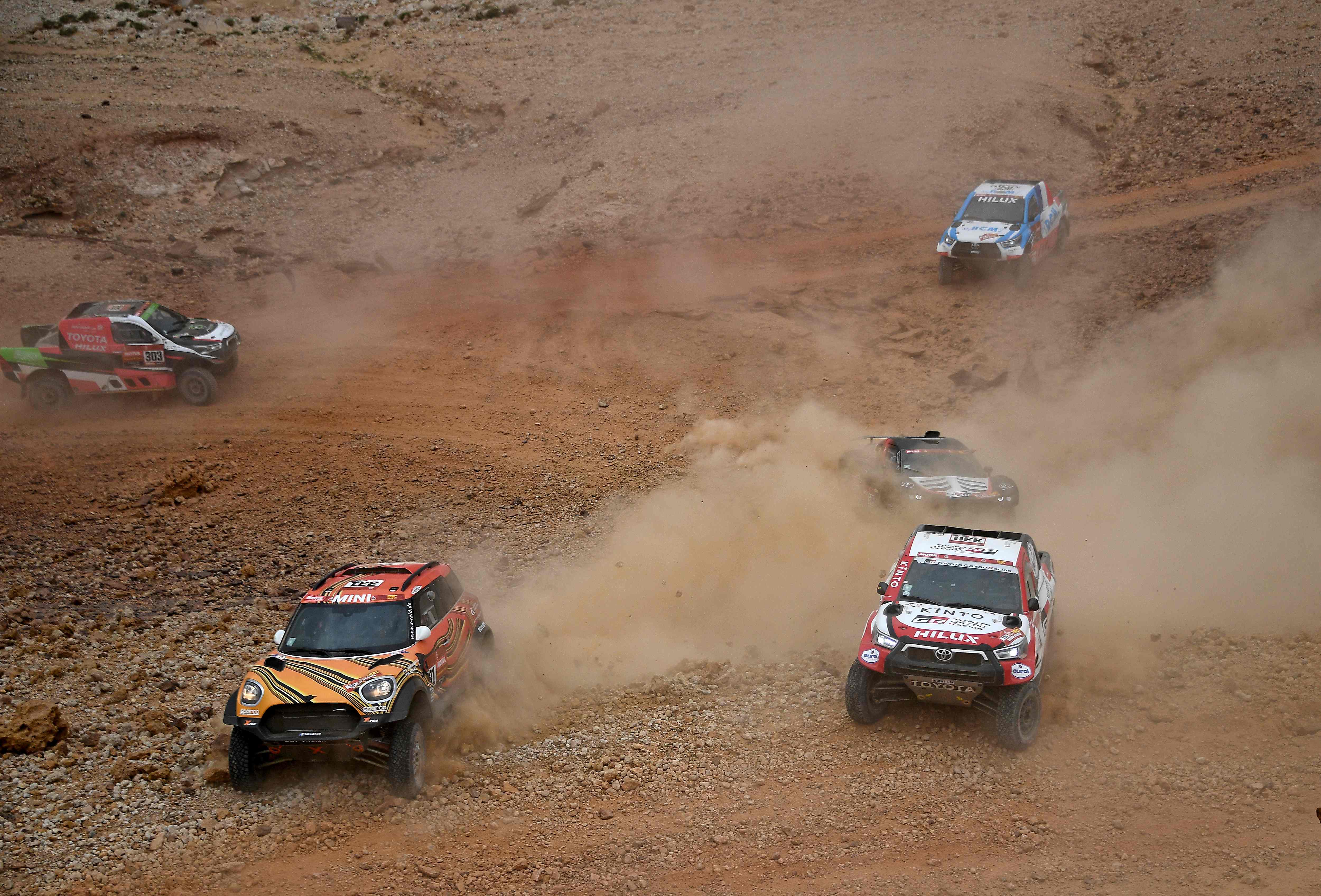 Para pembalapa bersaing di etepe 5 Reli Dakar 2020, Kamis (7/1).