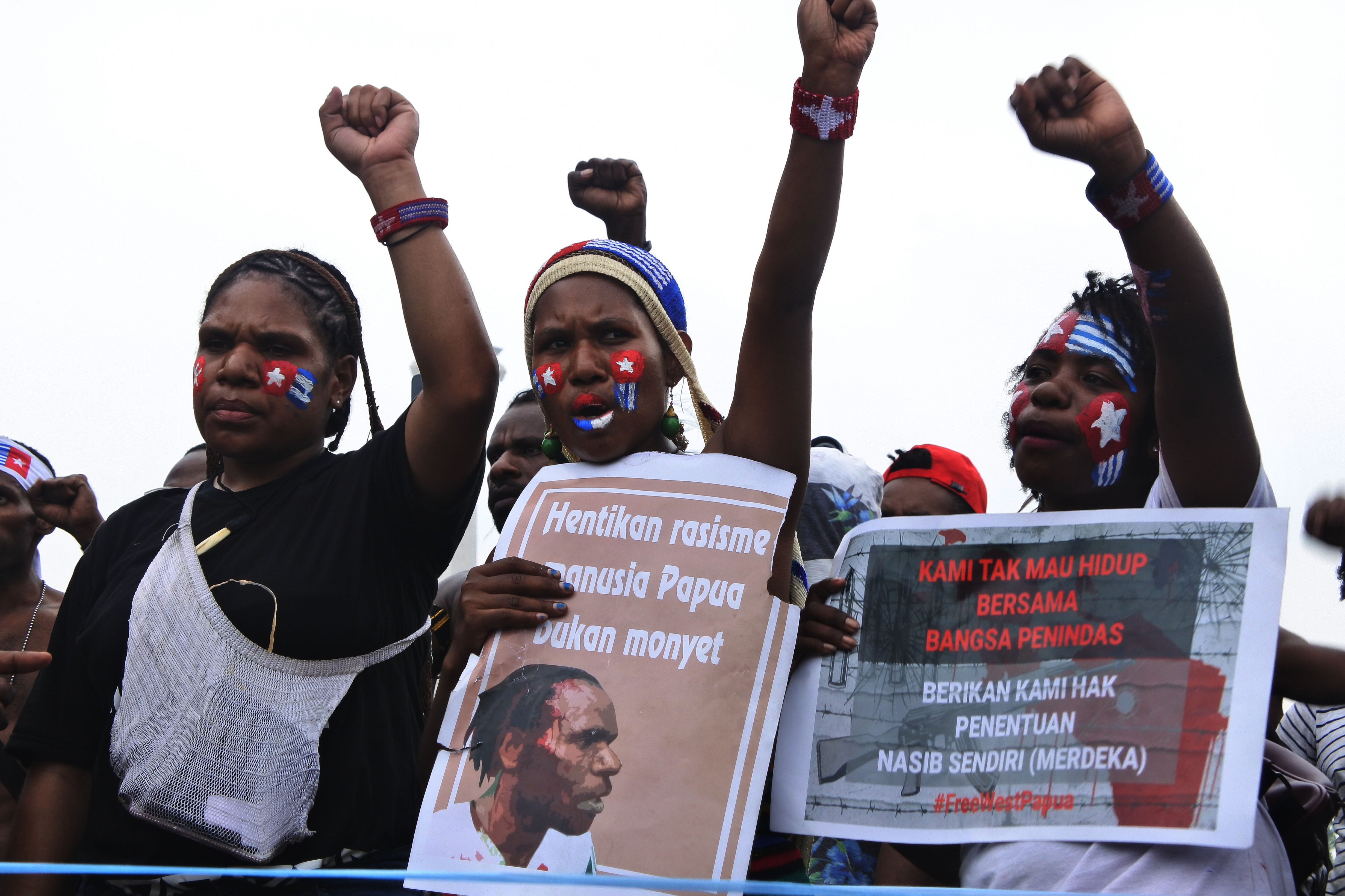 Massa melakukan demonstrasi di Monas, Depan Istana Merdeka, Jakarta Pusat, beberapa waktu lalu.