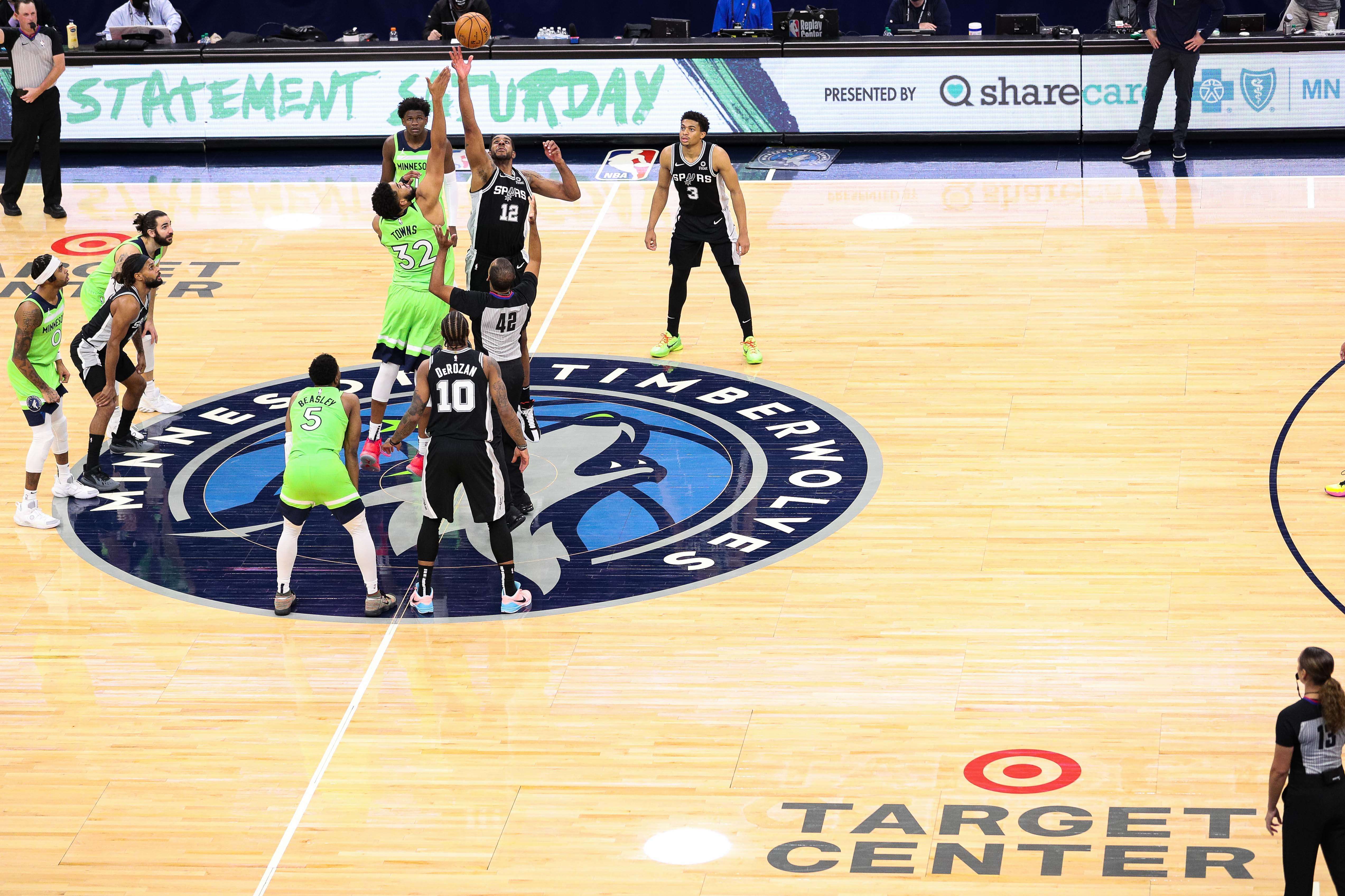 Laga NBA antara Minnesota Timberwolves dan San Antonio Spurs.