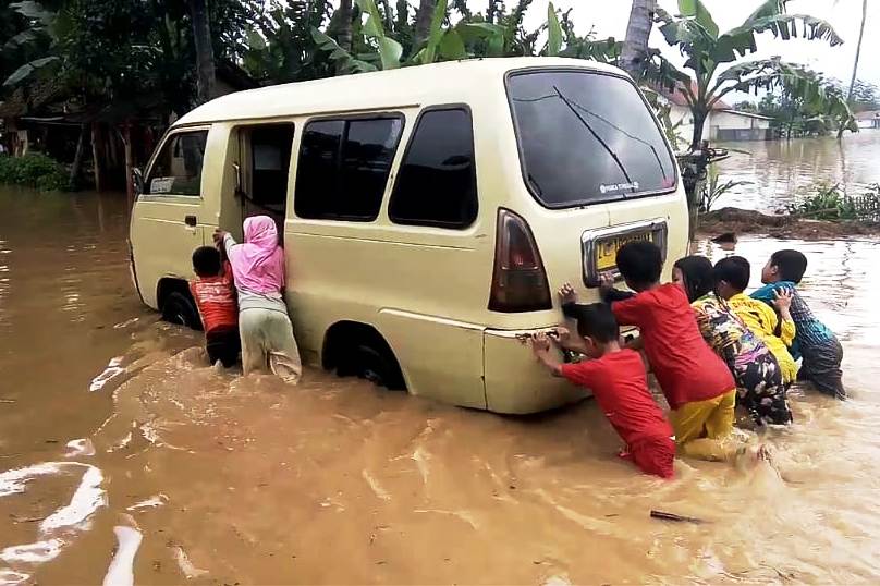 Banjir akibat meluapnya Sungai Cikidang pada Juni 2020 lalu.