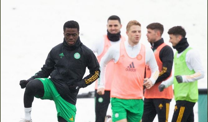 Para pemain Celtic ambil bagian dalam sesi latihan.