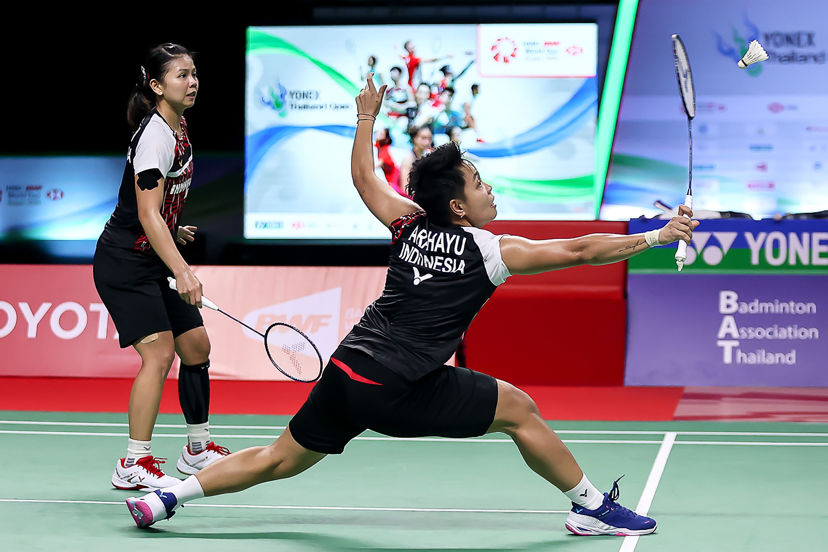 Pebulu tangkis ganda putri Indonesia Apriyani Rahayu (kanan) dan rekannya, Greysia Polii, mengembalikan bola ke arah lawan.