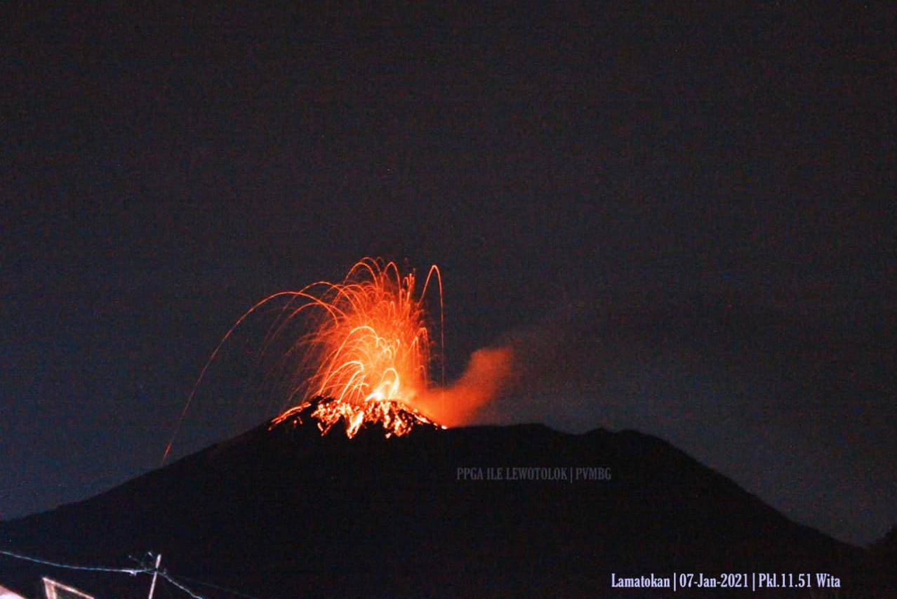  Erupsi dan lontaran laca pijar Gunung Api Ile Lewotolo