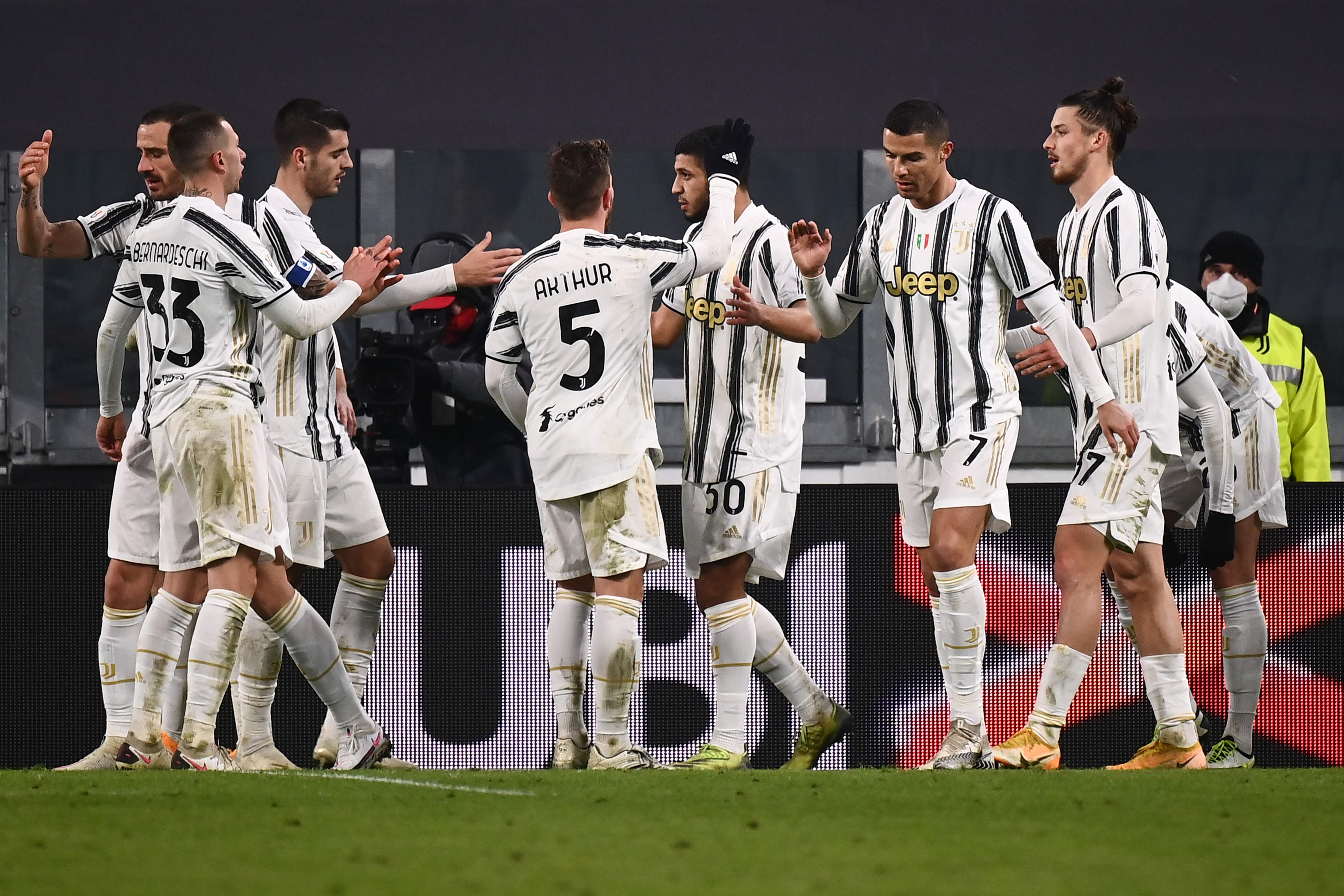 Para pemain Juventus melakukan selebrasi usai mencetak gol ke gawang Genoa di laga Coppa Italia.