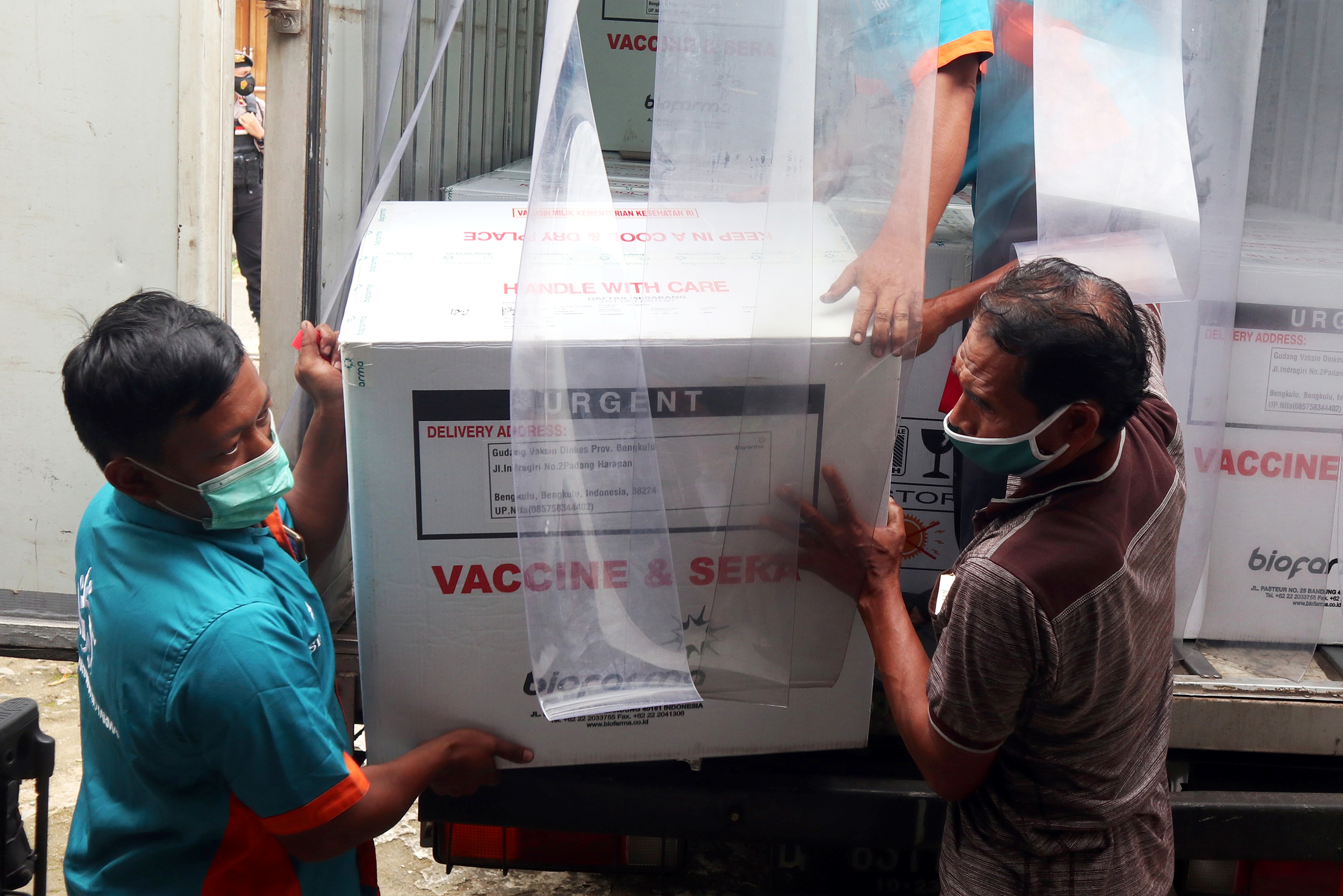 Petugas melakukan bongkar muat vaksin COVID-19 Sinovac saat tiba di gudang vaksin (cold room) milik Dinas Kesehatan Provinsi Bengkulu.