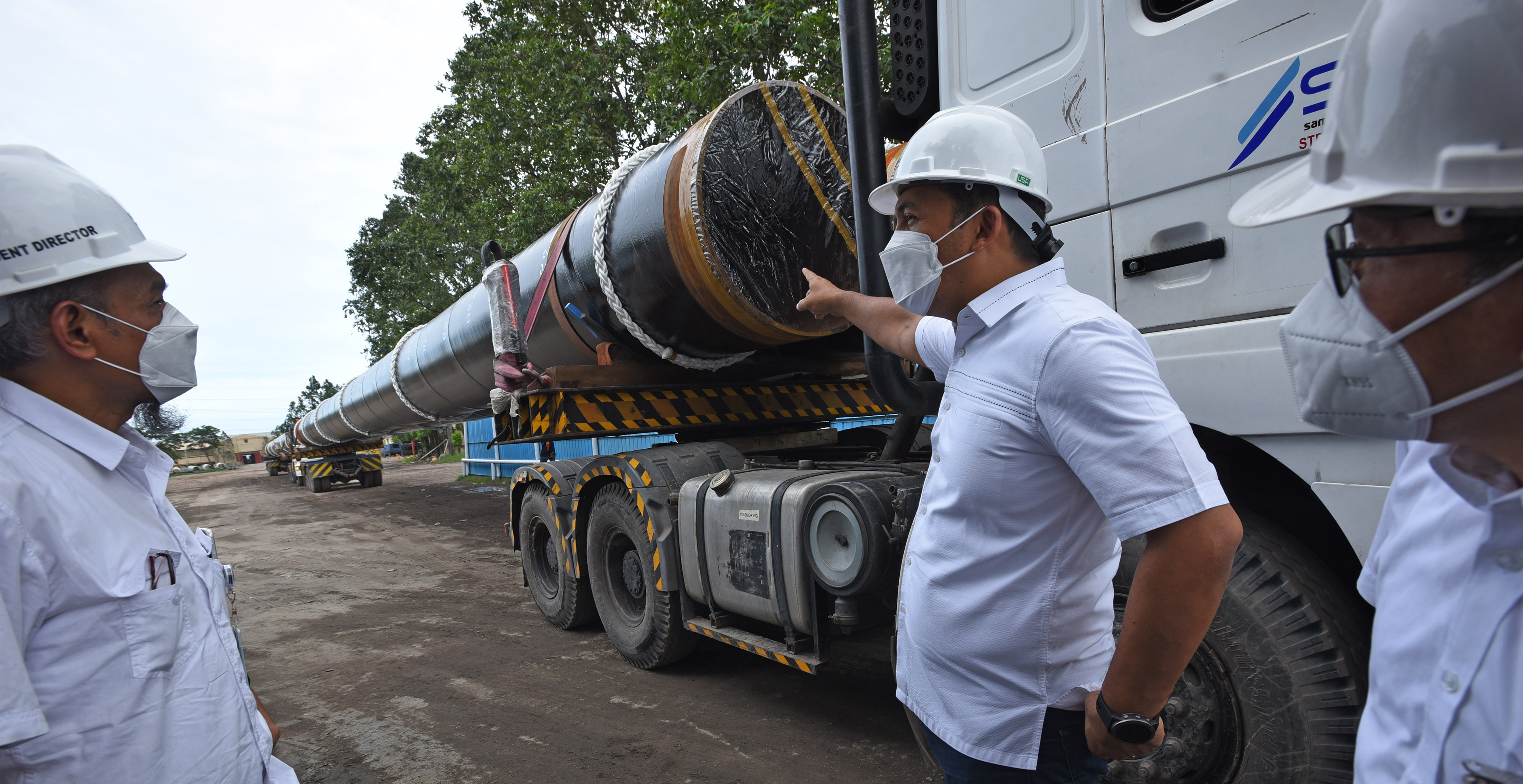 Dirut PT Krakatau Steel (Persero) Tbk Silmy Karim (tengah )usai menghadiri Completion Shipment Ekspor Pipa Baja ke Australia, Desember 2020.