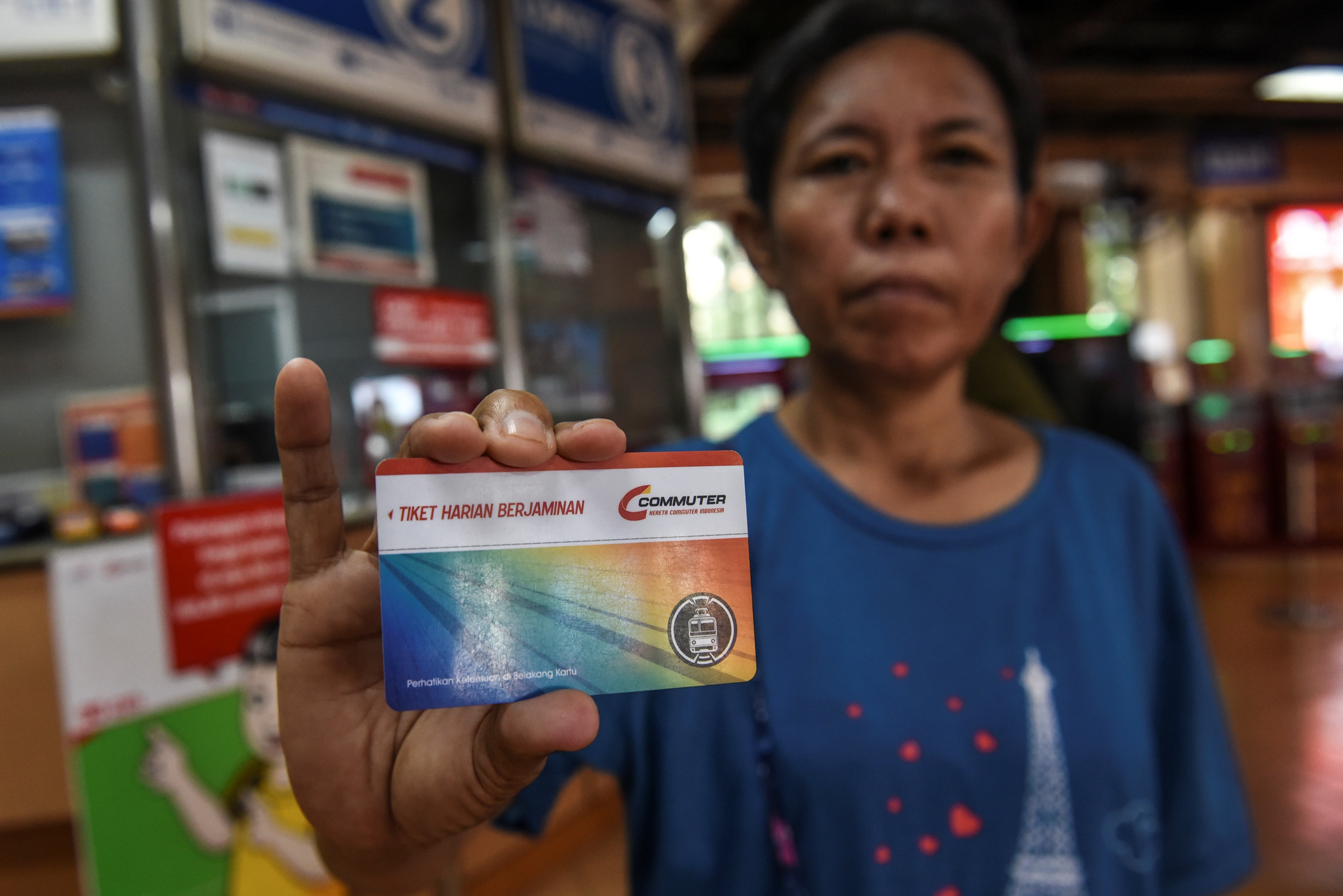 Penumpang KRL menunjukkan tiket harian berjamin di Stasiun Cikini, Jakarta, Selasa (9/7).