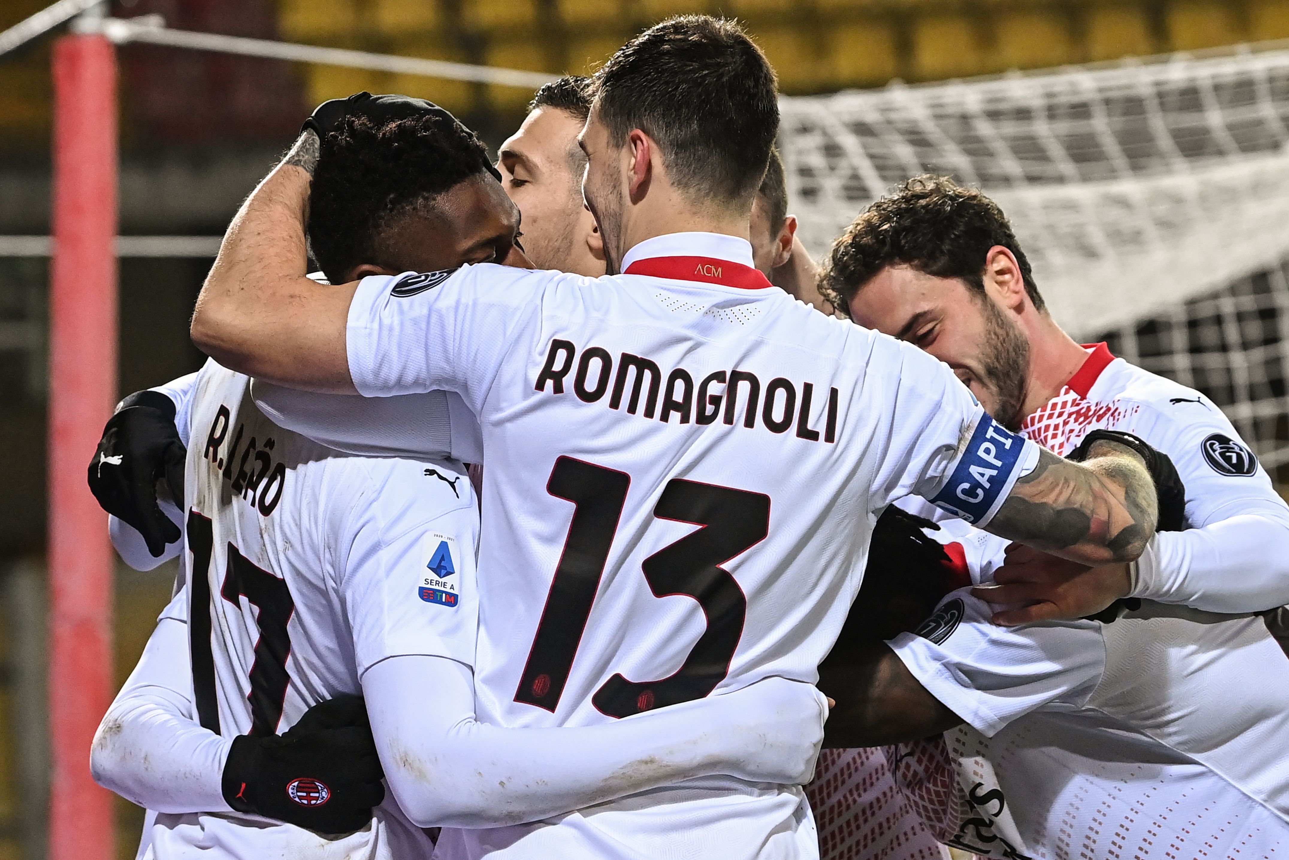 Para pemain AC Milan melakukan selebrasi usai mencetak gol ke gawang Benevento di laga Serie A.