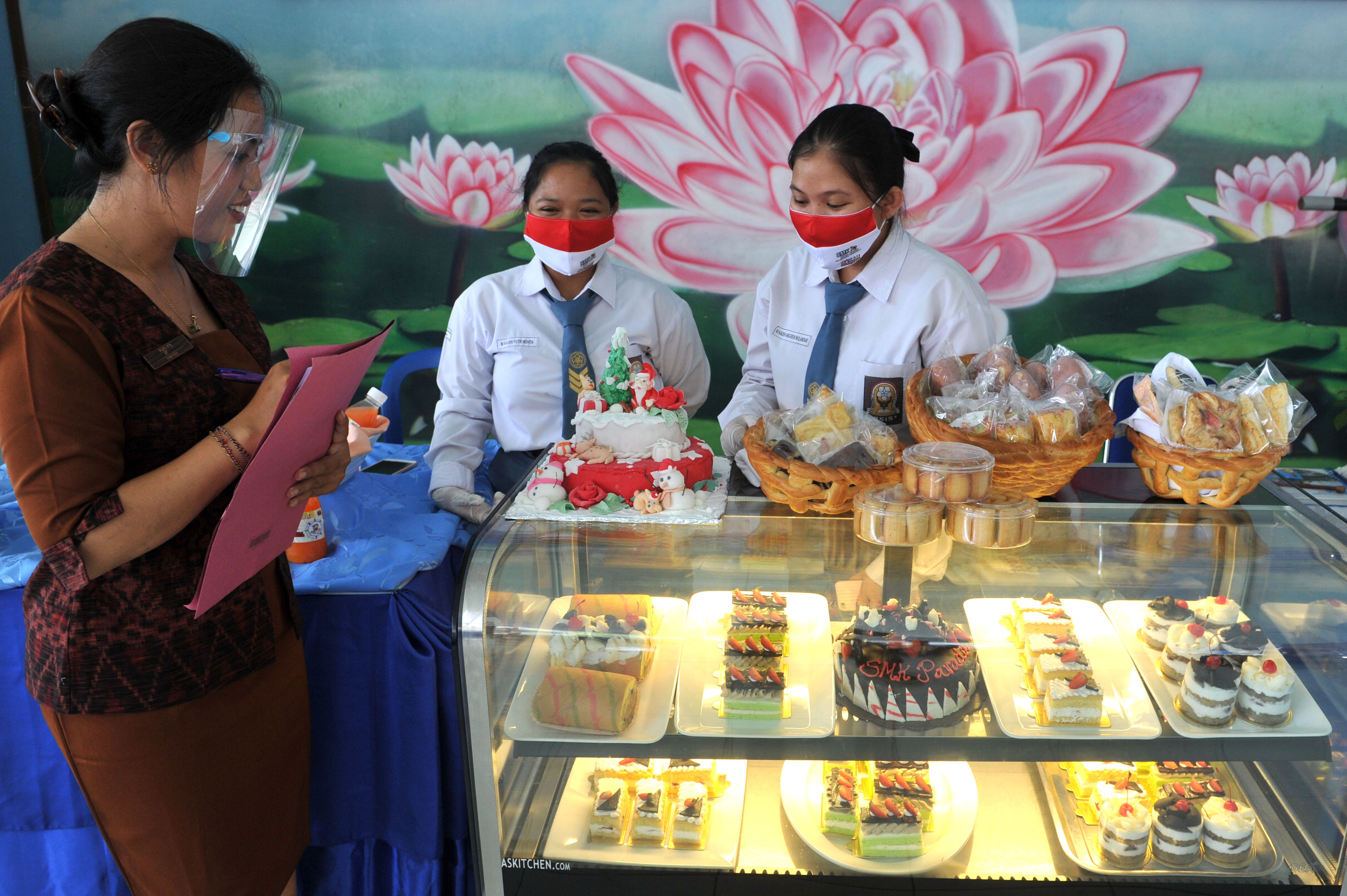 KEWIRAUSAHAAN SMK: Penilaian hasil olahan kuliner produksi siswa SMK saat kegiatan Pameran Hasil Karya dan Startup Bisnis, di Badung, Bali