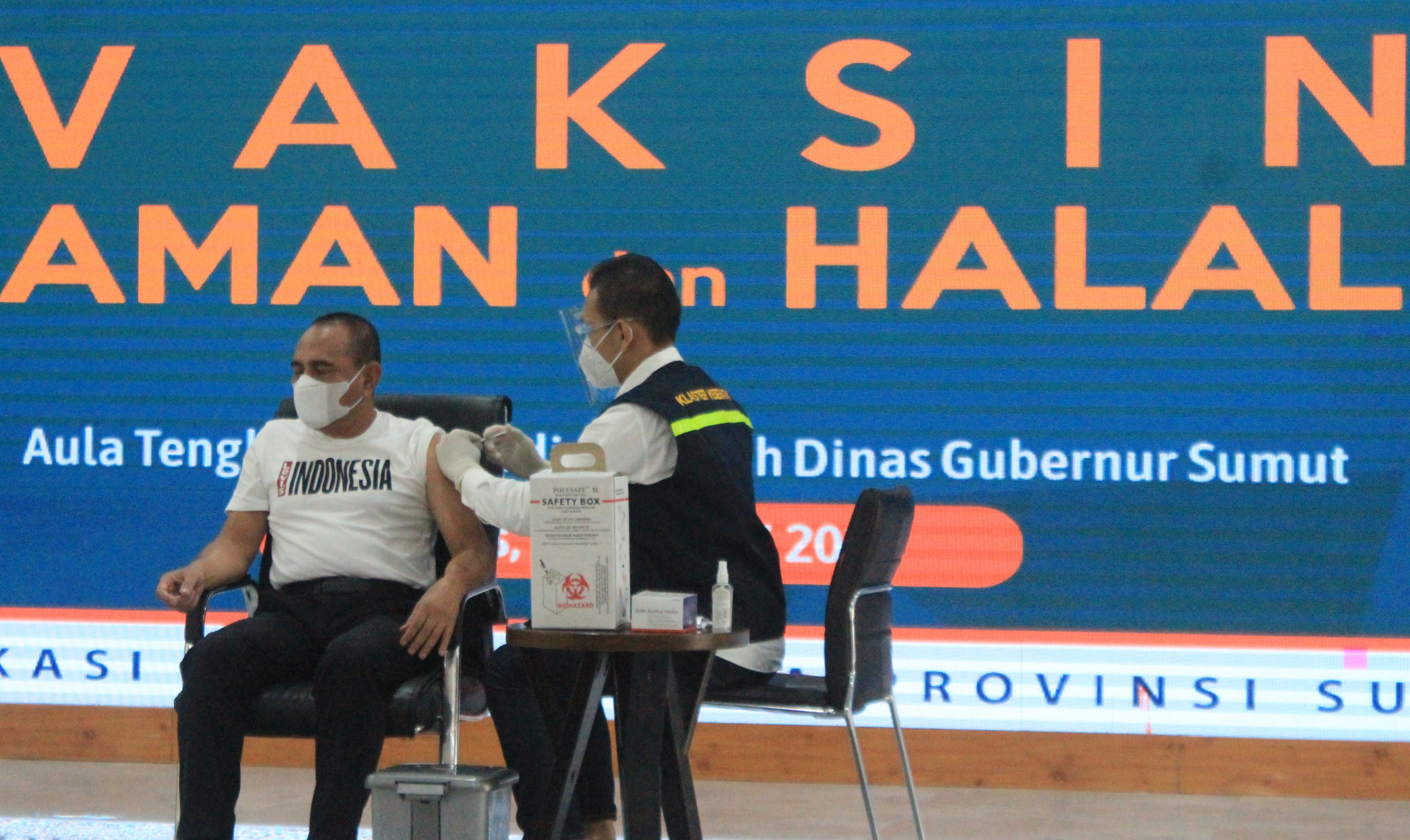 Gubernur Sumatera Utara Edy Rahmayadi mendapatkan suntikan vaksin Covid-19 oleh Dokter Handoyo, Kamis 