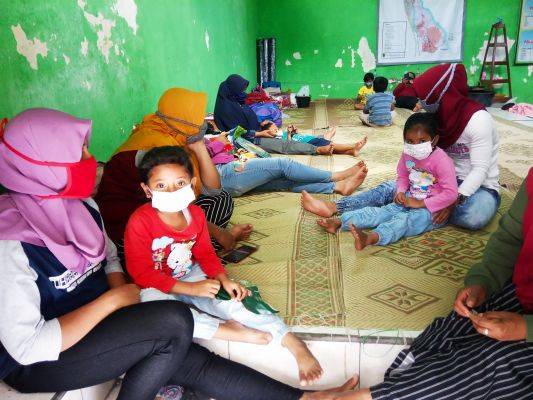 Pengungsi bencana erupsi Gunung Merapi di TES Balai Desa Balerante