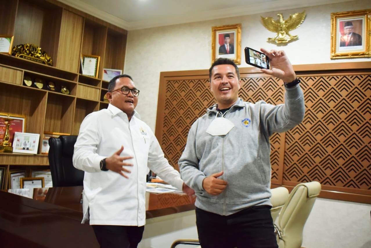 Bupati Muba Dodi Reza Alex (kiri) bertemu dengan Ketua Komite Rally Pengurus Pusat IMI 2016-2020 Rifat Sungkar.