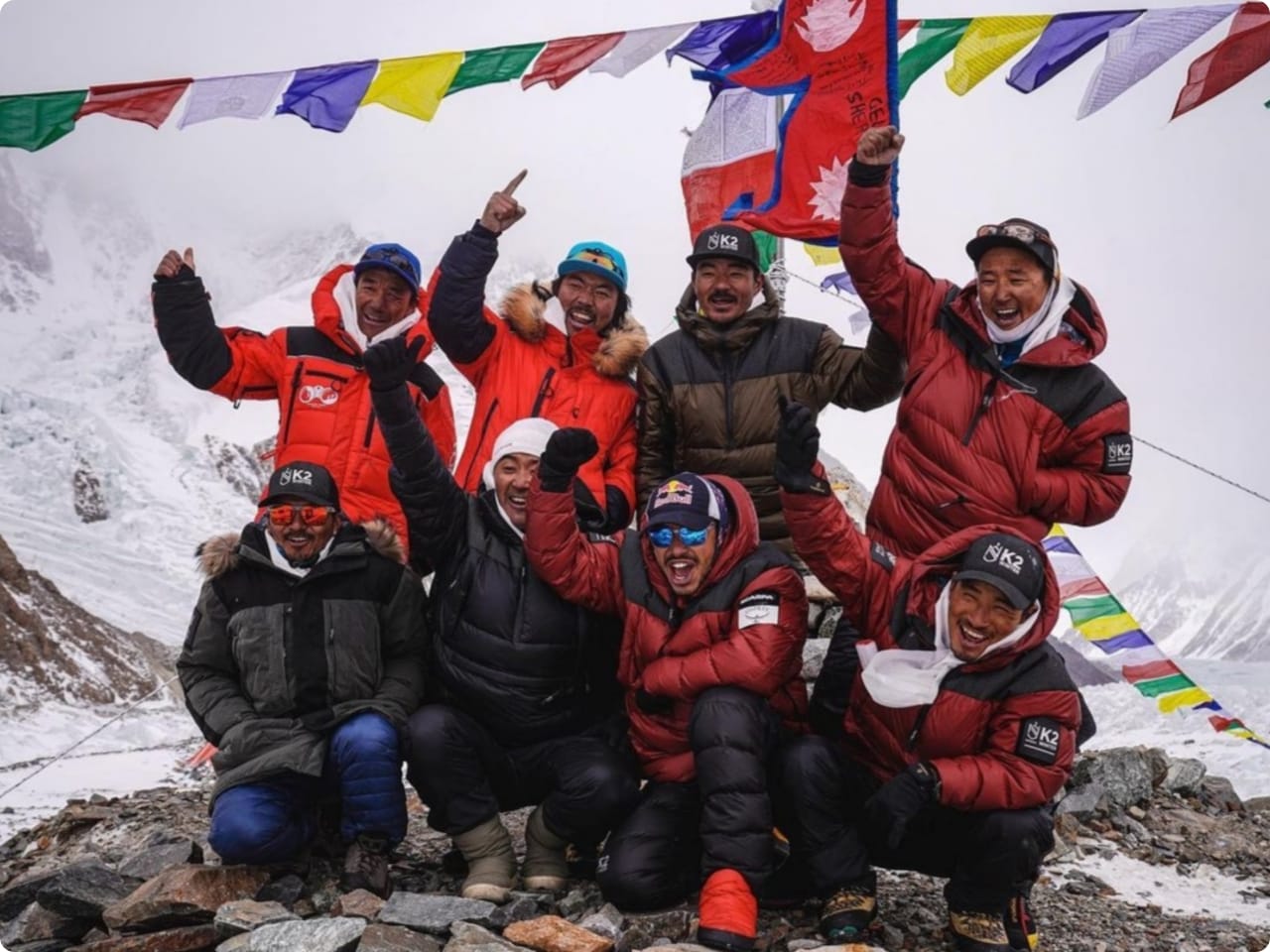 Tim pendaki Nepal yang mencapai Puncak K2 pada Sabtu petang (16/1).