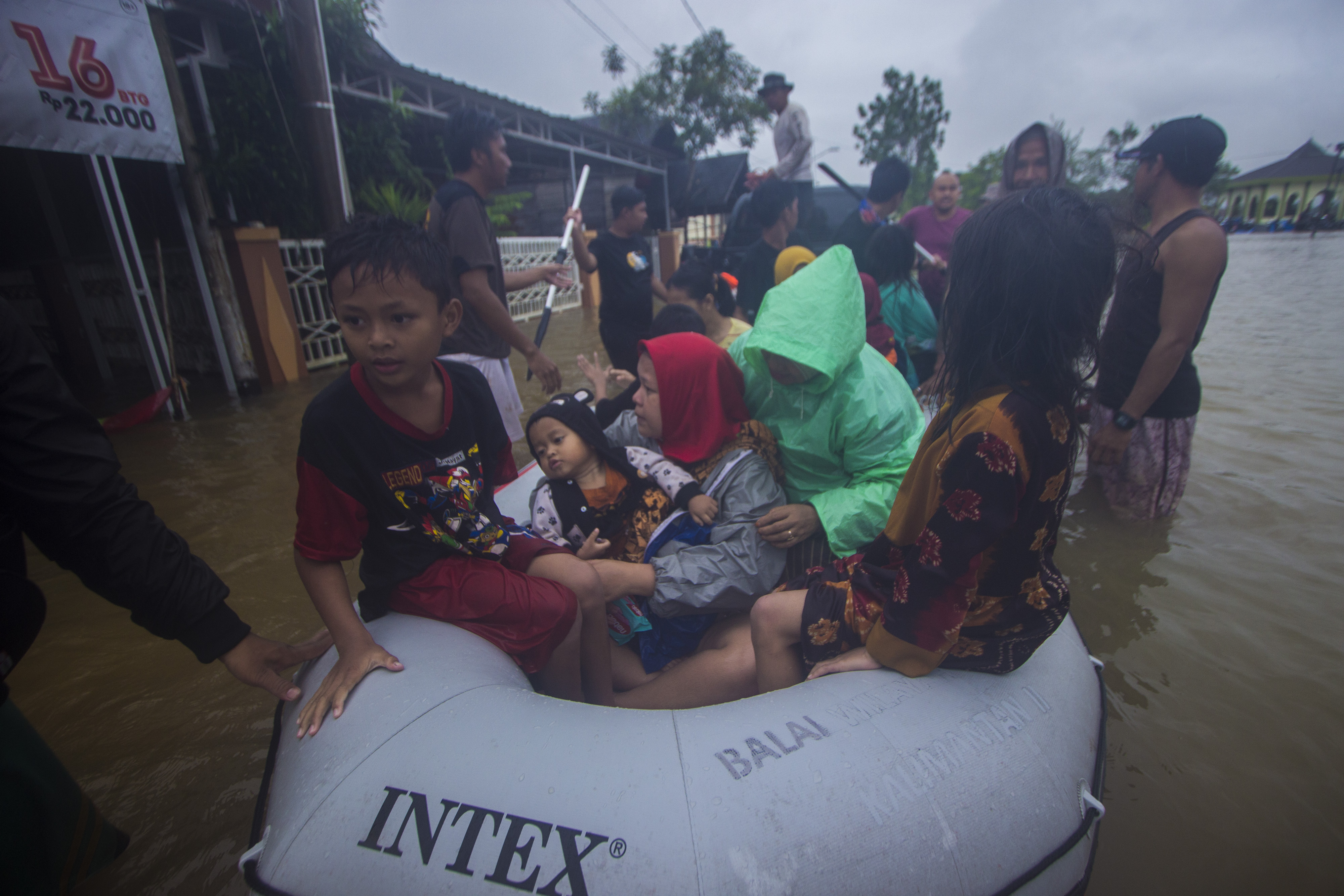 Jokowi Tinjau Lokasi Banjir di Kalsel