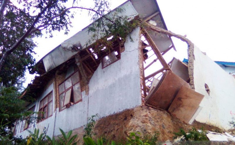 Bangunan SMP Gelarwangi, Kecamatan Cidaun, Cianjur, ambruk setelah longsor melanda kawasan tersebut.