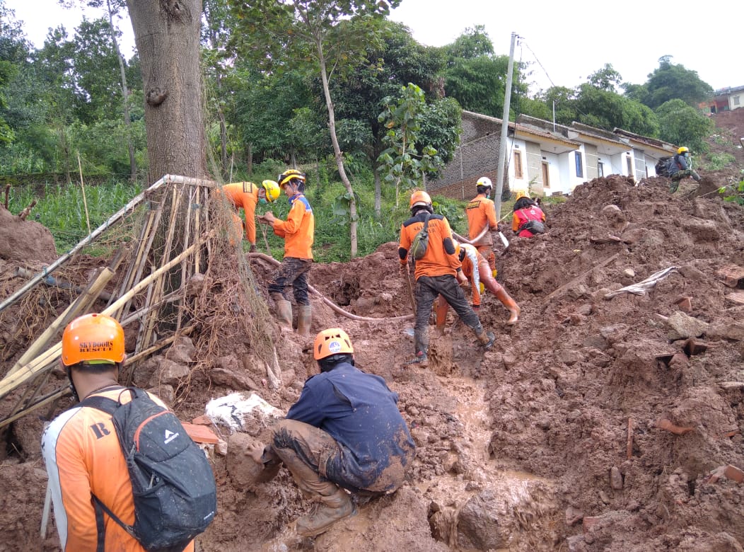 Tim gabungan mencari korban tanah longsor di Sumedang.