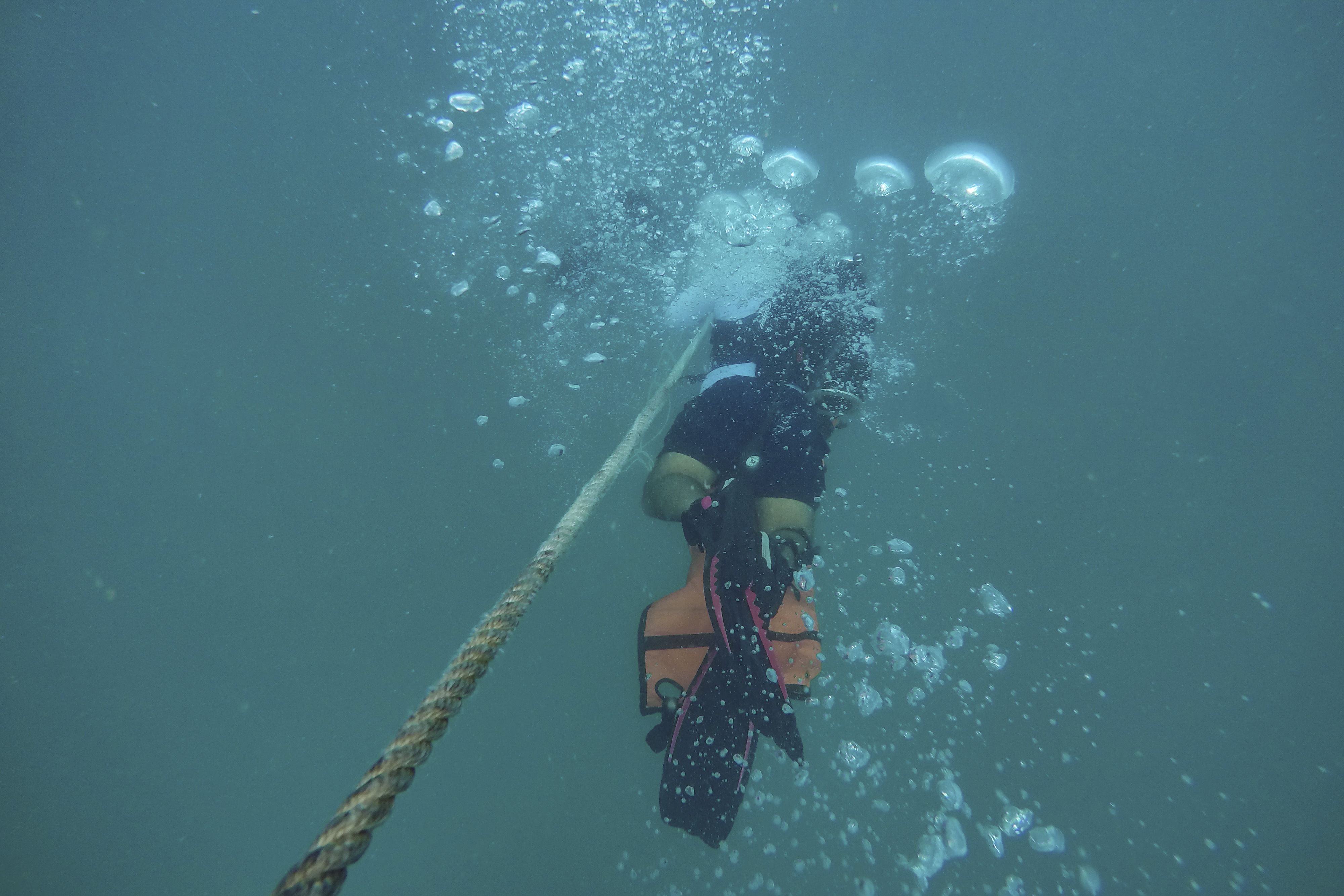 Prajurit Kopaska TNI melakukan penyelaman dalam operasi SAR Sriwijaya Air SJ 182