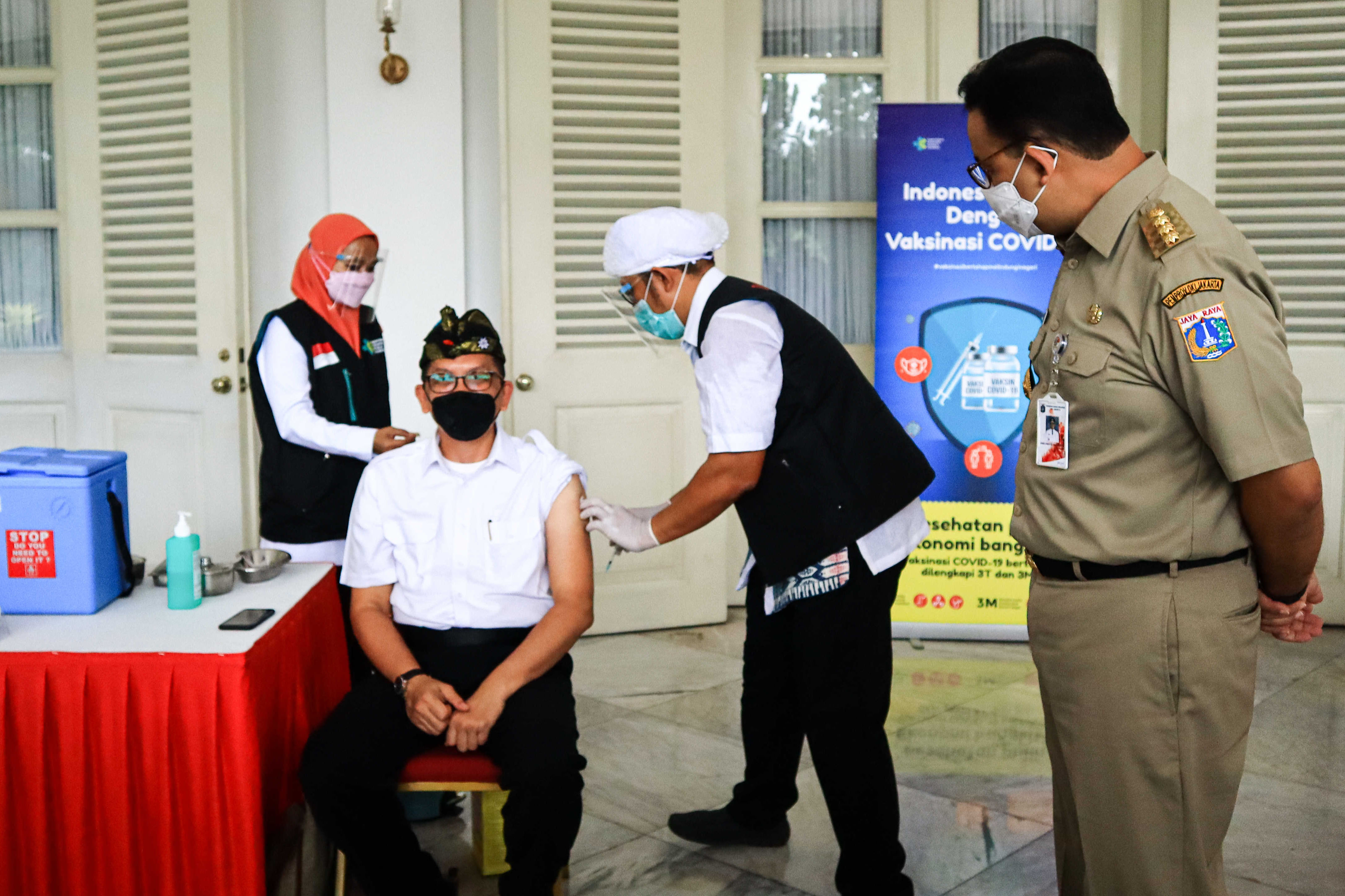 Gubernur DKI Jakarta Anies Baswedan melakukan peninjauan pelaksanaan Vaksinasi covid-19 di Balai Kota, Jakarta, Jum'at (15/1/2021)