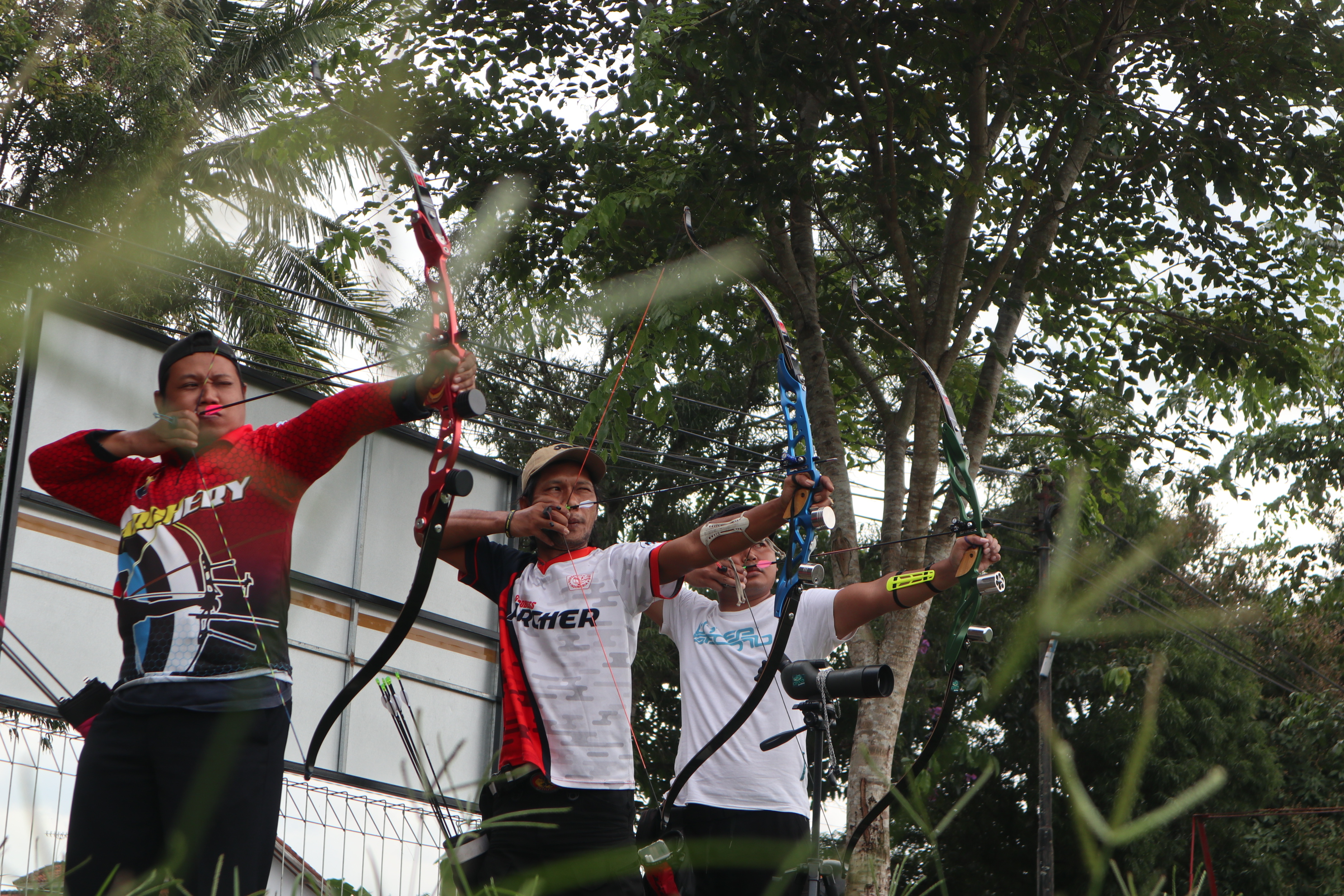 Sejumlah anggota klub panahan Croco Archery Temanggung berlatih memanah di Lapangan Panahan Perpani Temanggung, Jawa Tengah, Sabtu (2/1)