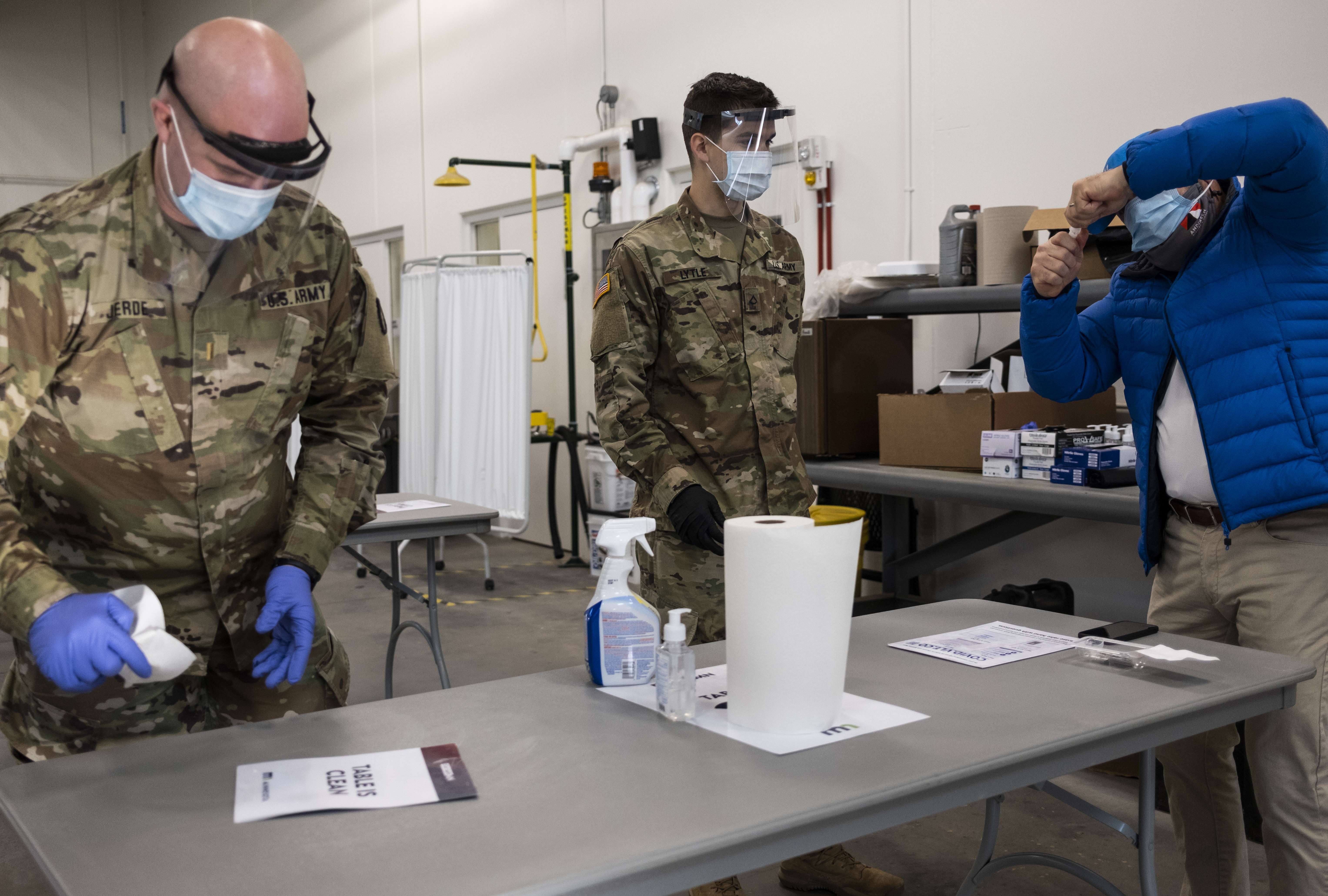 Tentara Nasional AS menyediakan layanan pemeriksaan covid-19 di Stillwater, Minnesota, AS. AS menemukan varian baru covid-19 di Minnesota.