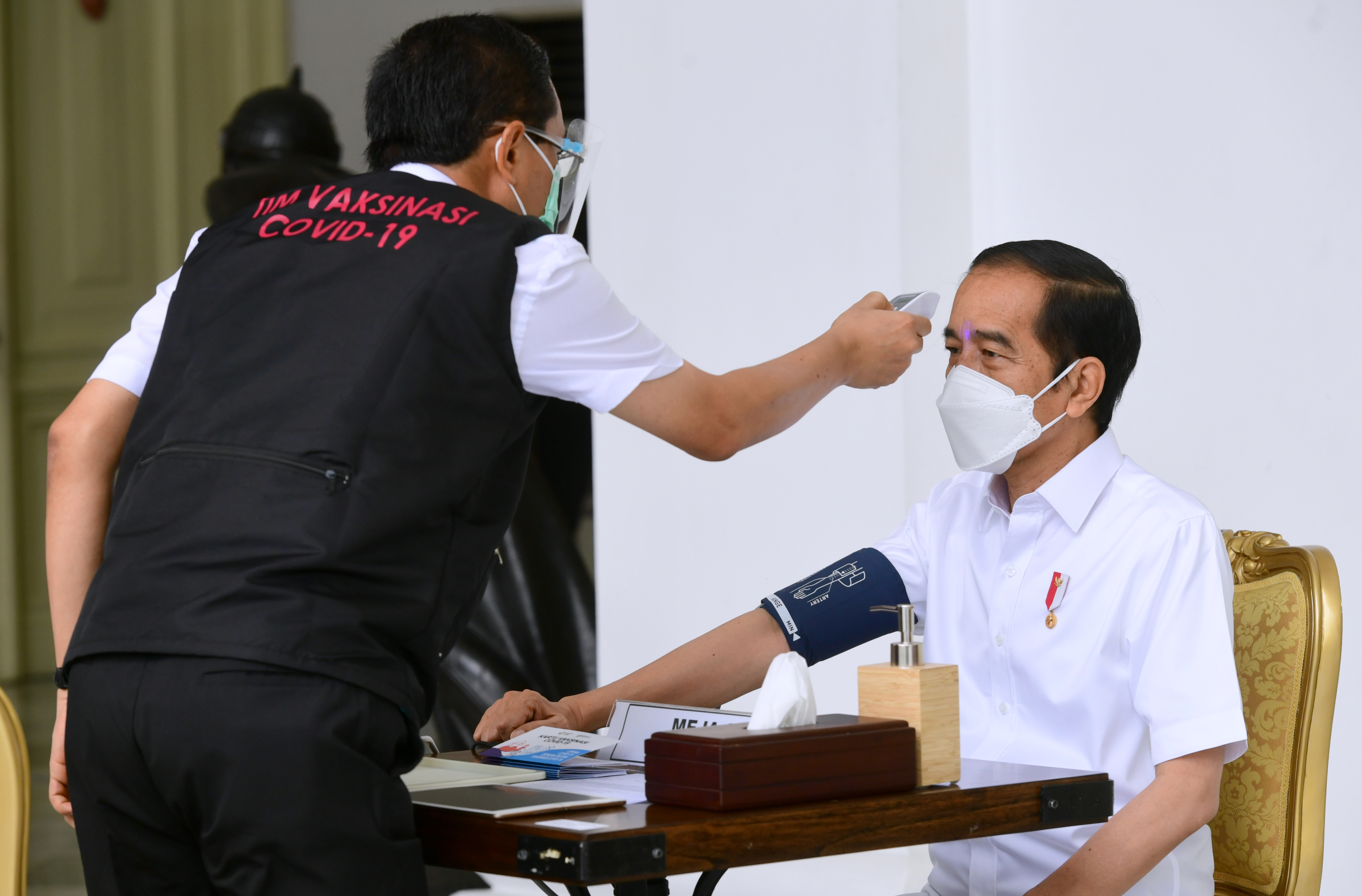 Presiden Joko Widodo menjalani pemeriksaan kesehatan sebelum disuntik vaksin Covid-19